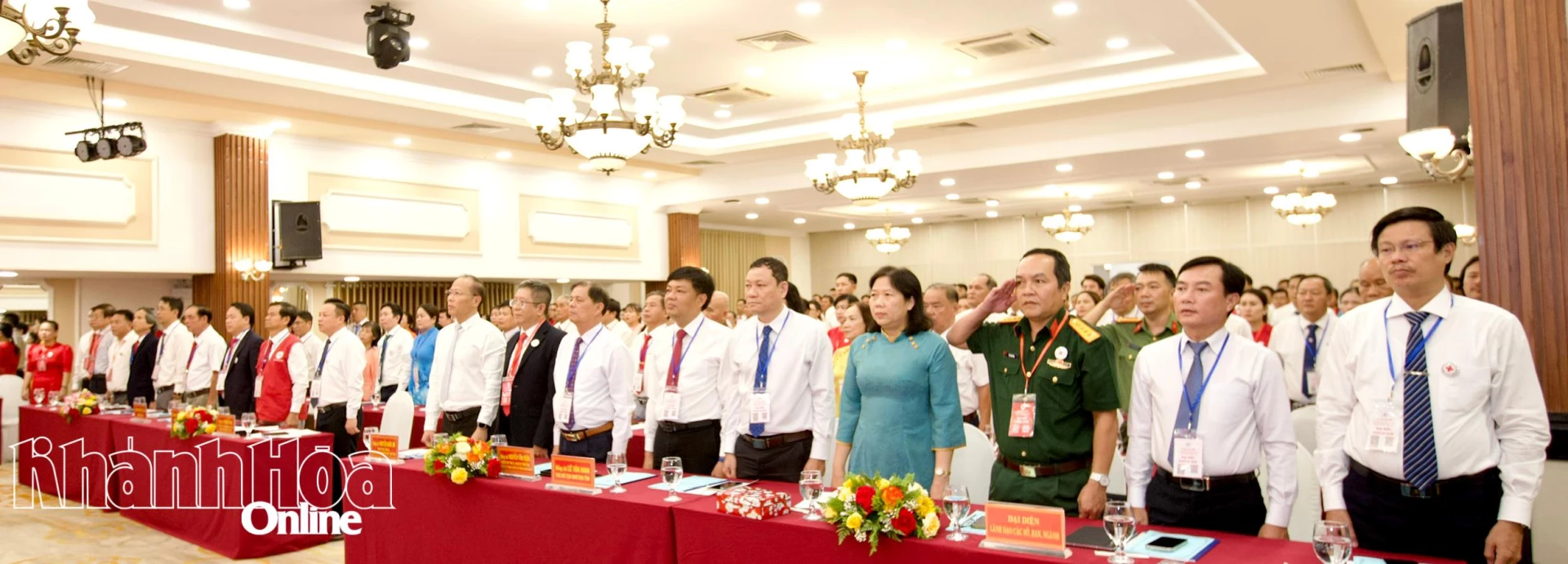 Các đại biểu thực hiện nghi thức chào cờ tại đại hội.