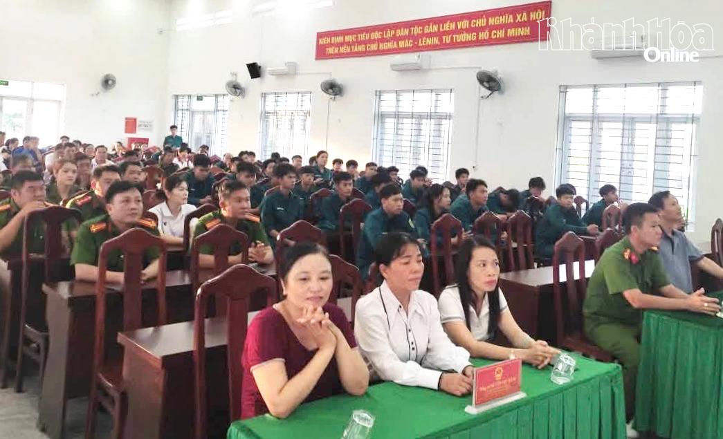 Cán bộ, đoàn viên, thanh niên các lực lượng xã Diên Thọ tại lễ mít tinh.