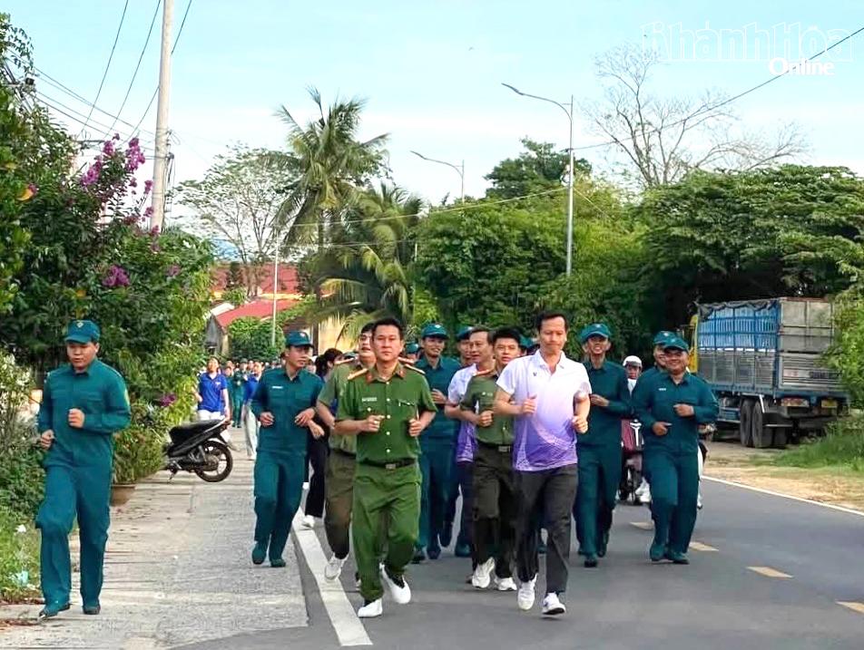 Các lực lượng xã Diên Thọ tham gia chạy hưởng ứng.
