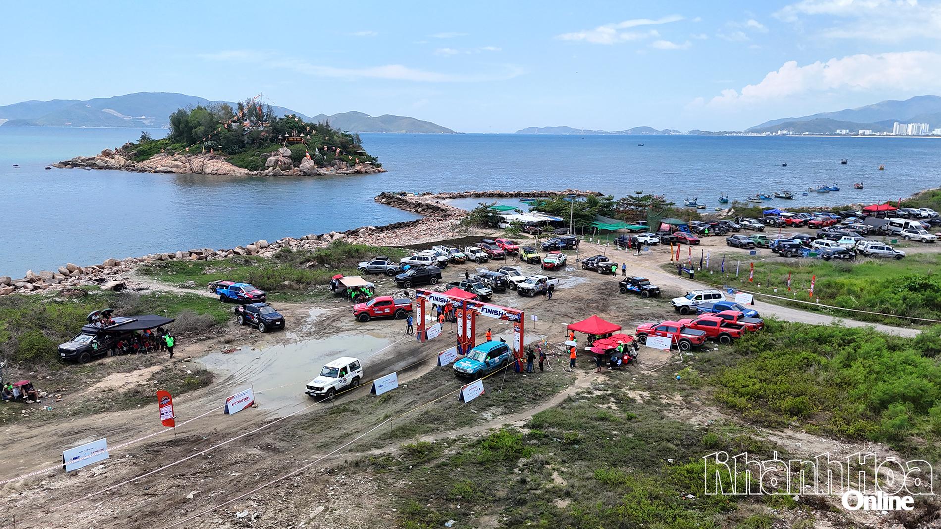 Hòn Đỏ, điểm thi đấu có địa hình tự nhiên tuyệt đẹp.