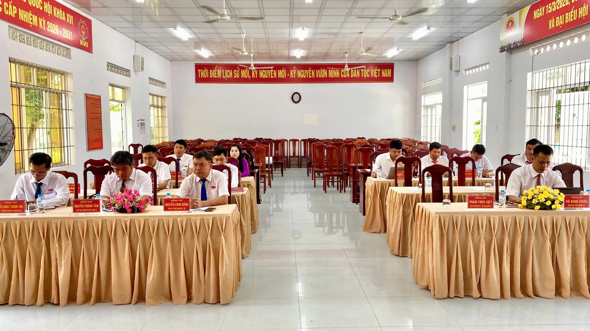Các đại biểu tham dự kỳ họp.