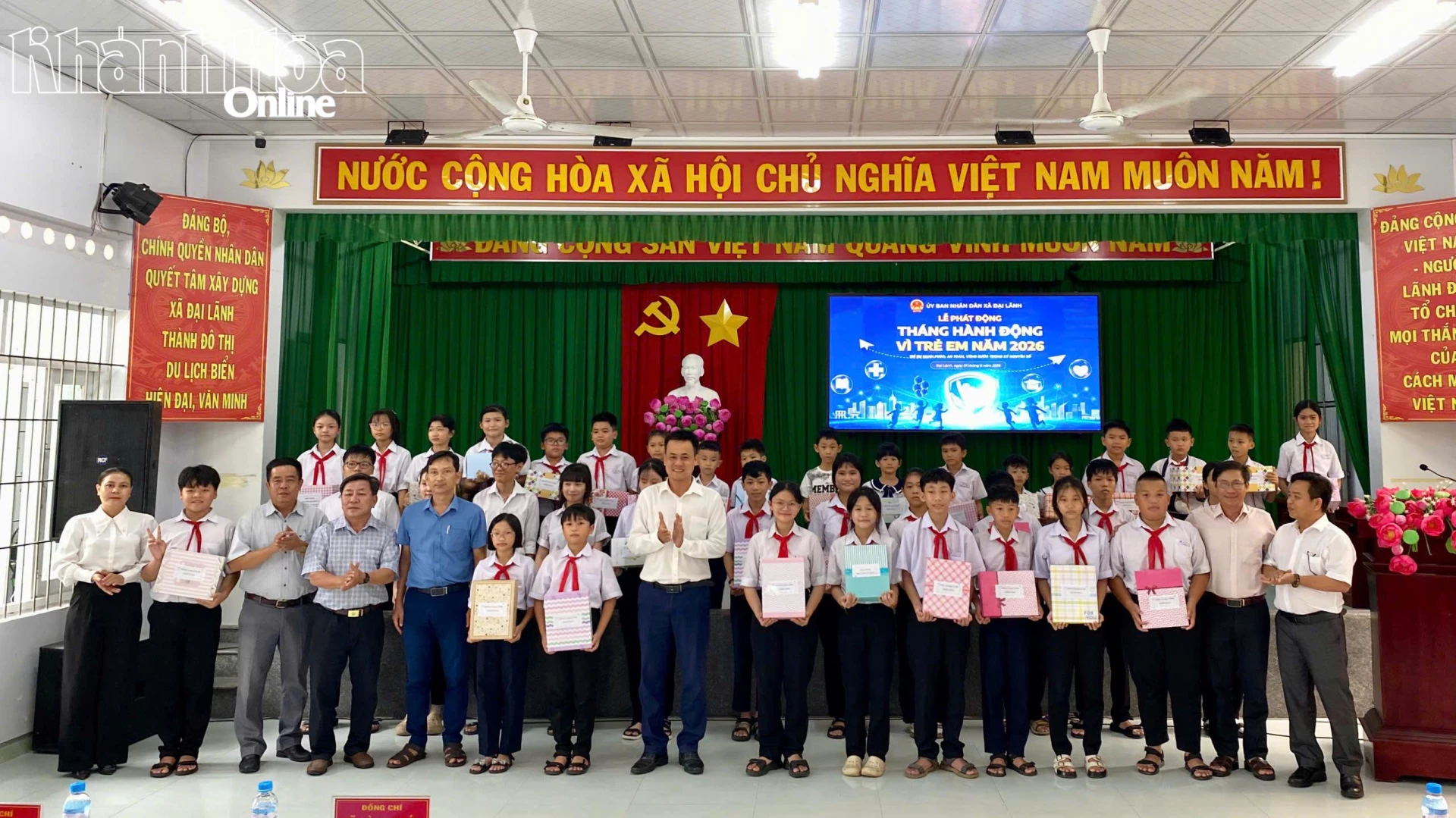 Lãnh đạo xã Đại Lãnh trao quà cho các em học sinh.