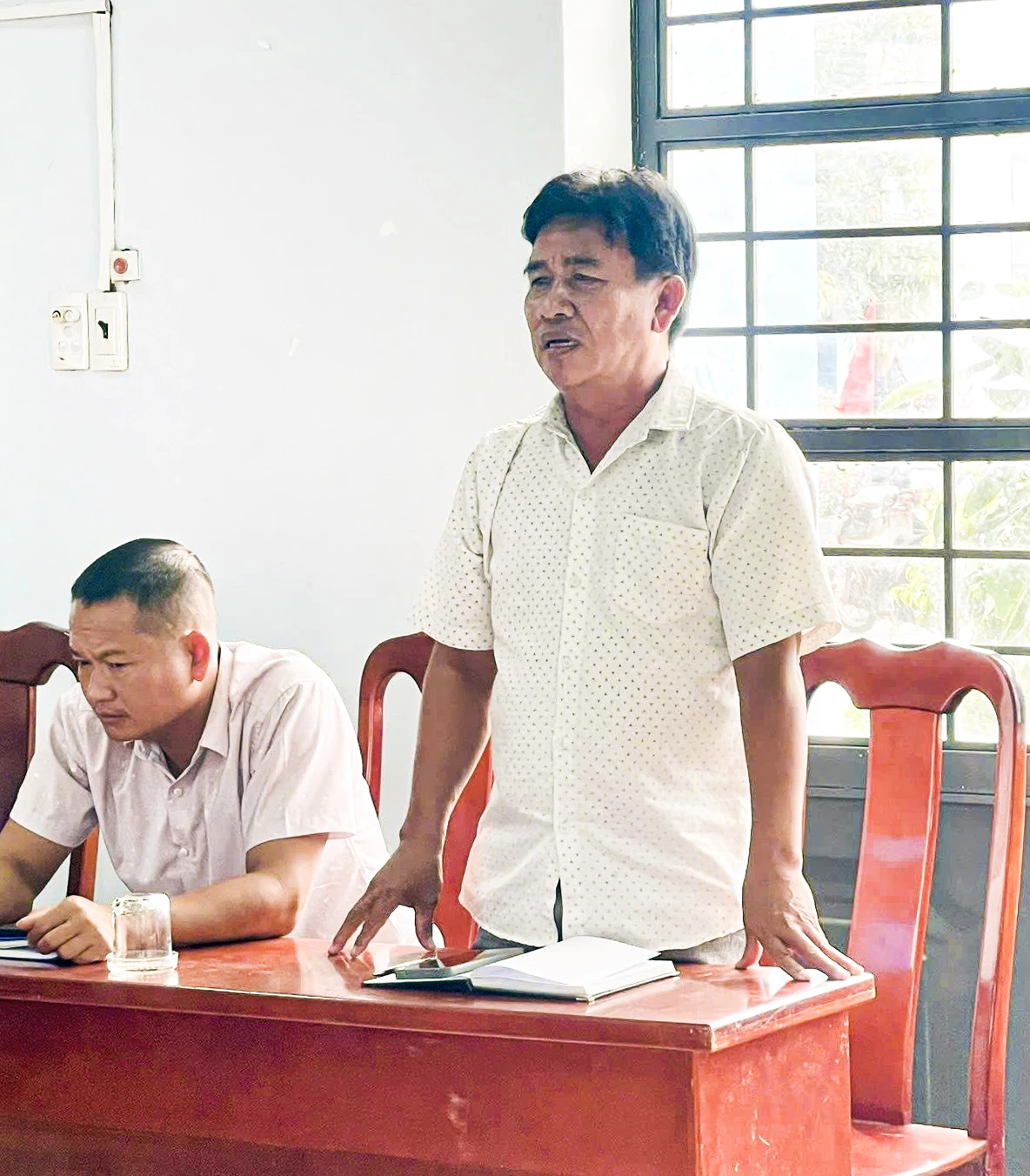 Người dân nêu ý kiến tại hội nghị.