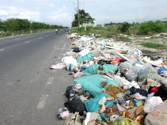 Đổ rác bừa bãi ra bên đường