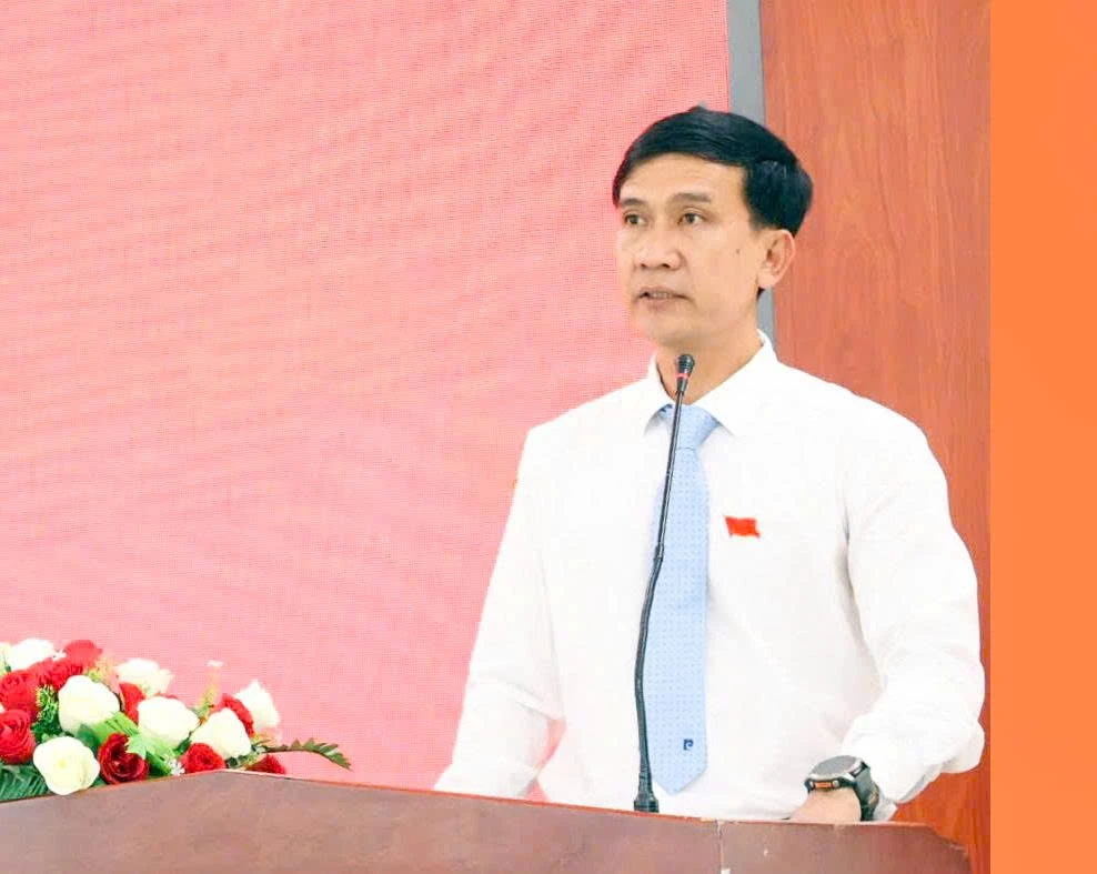 Ông Phạm Thanh Hưng - Bí thư Đảng ủy, Chủ tịch HĐND phường phát biểu tại kỳ họp.