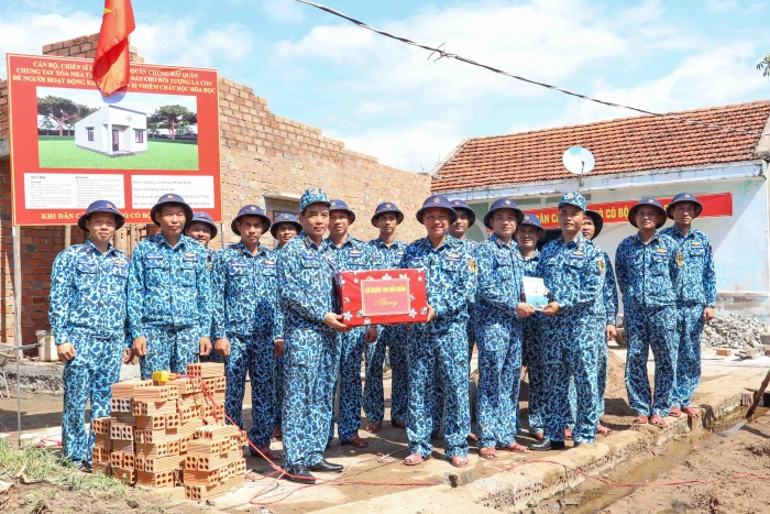 Lữ đoàn 189 thăm, động viên lực lượng xây dựng nhà cho đối tượng chính sách