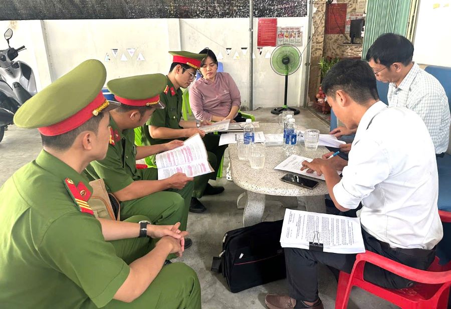 Đoàn công tác kiểm tra tại hộ kinh doanh dịch vụ Nguyễn Thị Minh Kiều (thôn Quảng Hội 2).