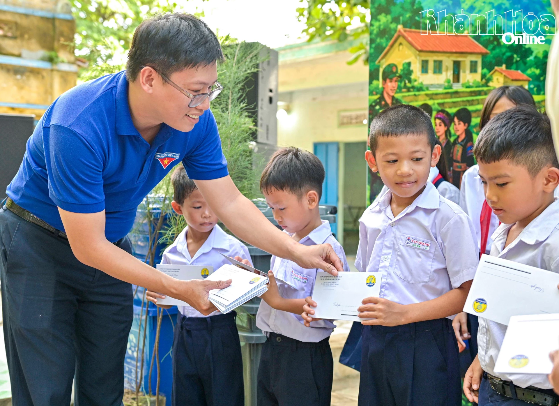 Đoàn Thanh niên UBND tỉnh trao quà hỗ trợ thiếu nhi có hoàn cảnh khó khăn xã Đại Lãnh.