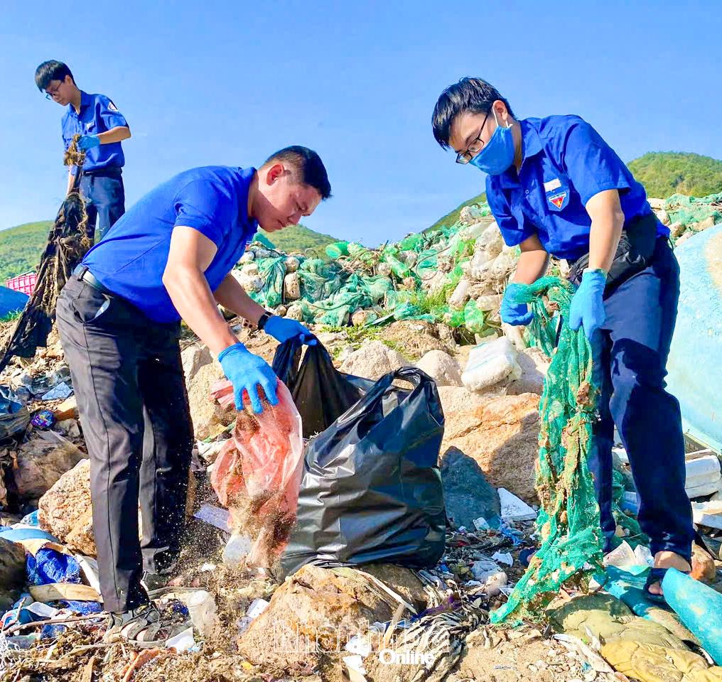 Đoàn viên, thanh niên phường Nam Nha Trang thu gom rác thải ven biển. Ảnh phường Nam Nha Trang cung cấp