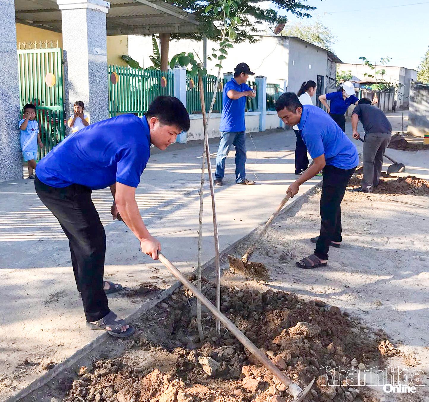 Đoàn viên, thanh niên xã Phước Hữu trồng cây xanh tại thôn Tà Dương