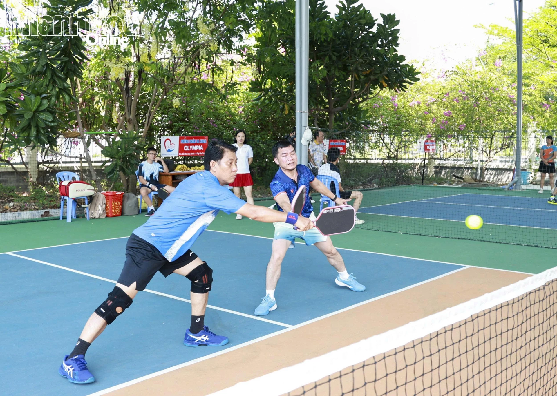 Thi đấu nội dung đôi nam&nbsp;pickleball.