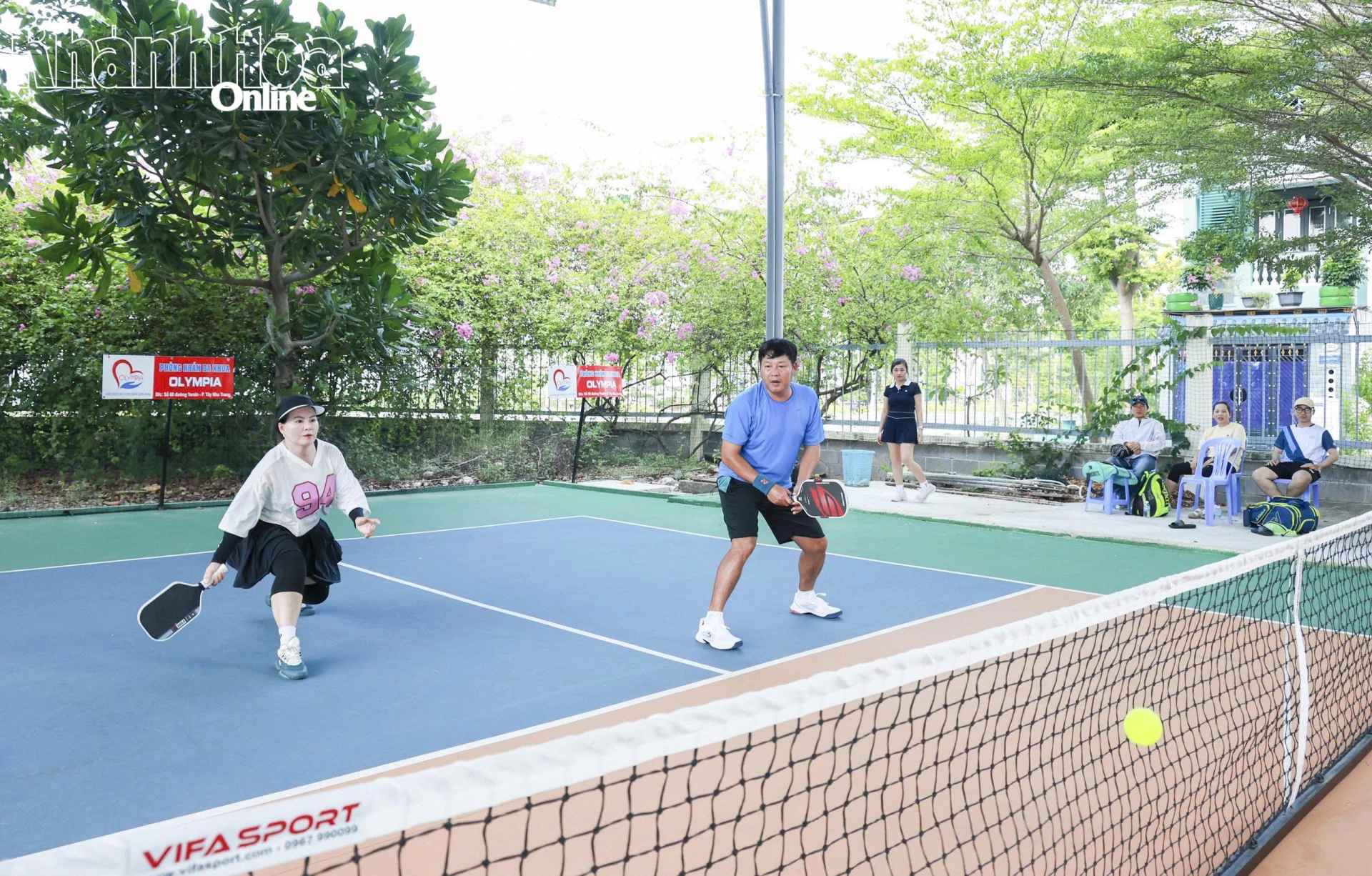 Thi đấu nội dung đôi nam - nữ&nbsp;pickleball.