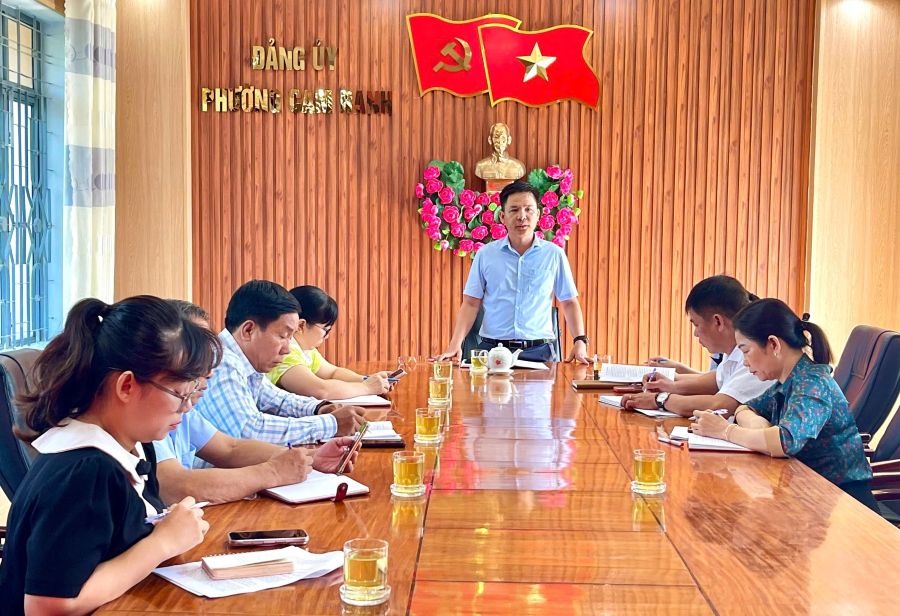 Ông Cao Nho Trí - Phó Bí thư Đảng ủy, Giám đốc Trung tâm Chính trị phường Cam Ranh phát biểu tại hội nghị.