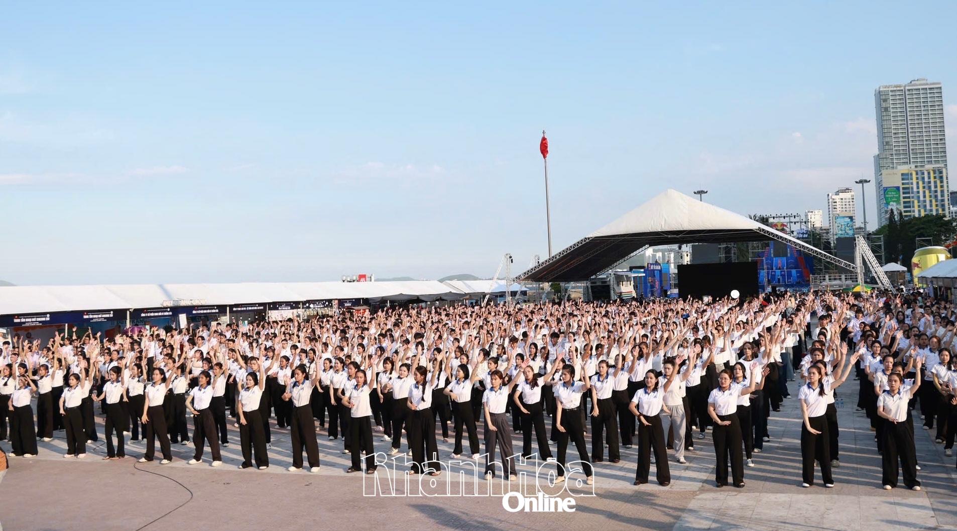 Gần 3.000 người tham gia đồng diễn flashmob
