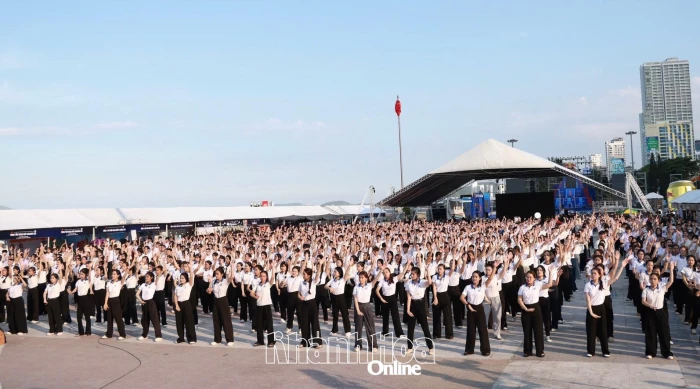 Gần 3.000 người tham gia đồng diễn flashmob