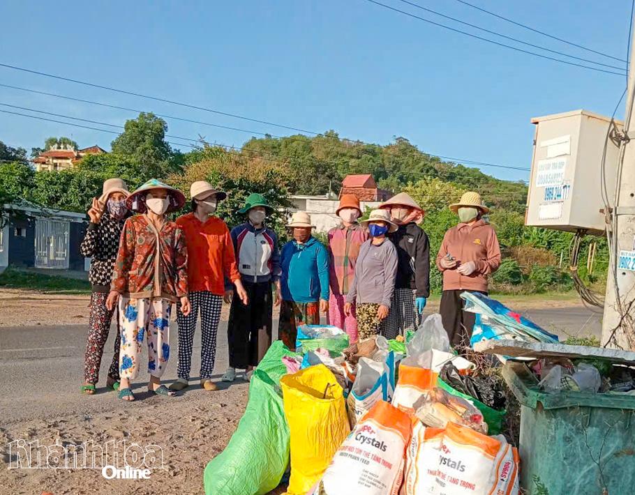 Nhân dân phường tham gia thu gom rác, bảo vệ môi trường ở khu vực công cộng.