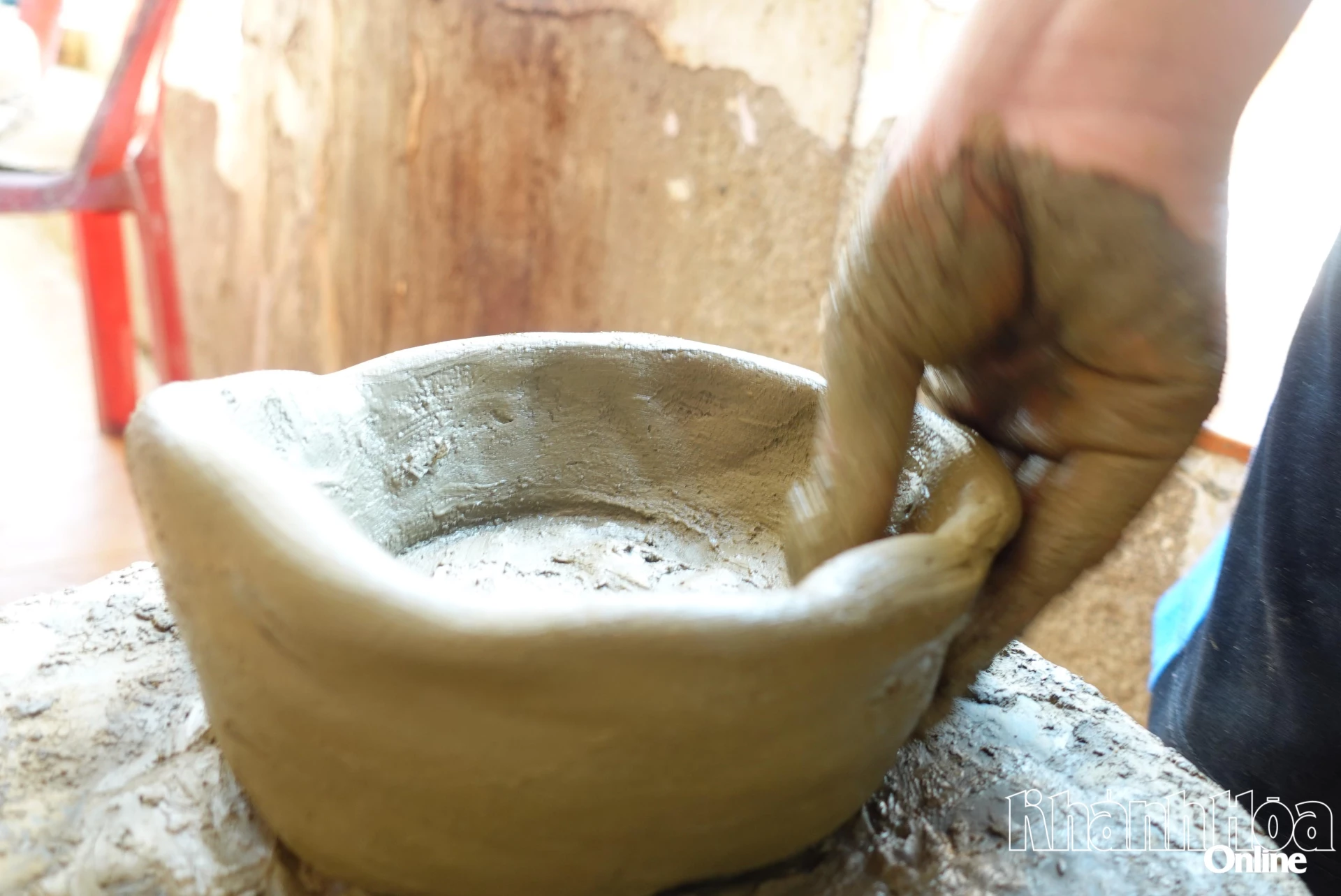 Một món đồ vật do các bạn nhỏ tham gia trải nghiệm thực hiện tại làng gốm Bàu Trúc.