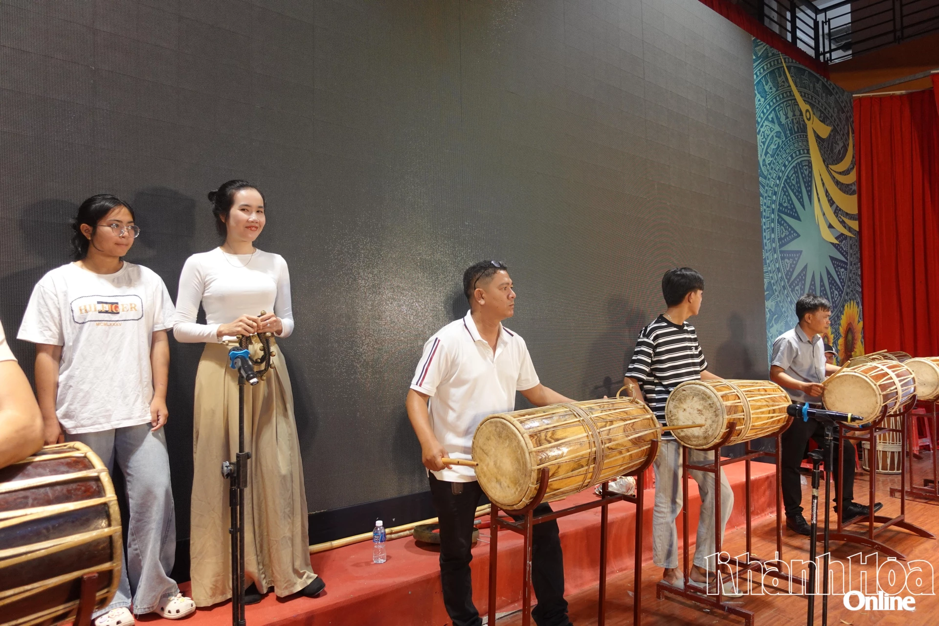 Dàn trống Gi năng được đoàn Khánh Hòa bố trí nhiều hơn, tạo nên tiết tấu cuốn hút cho các tiết mục.