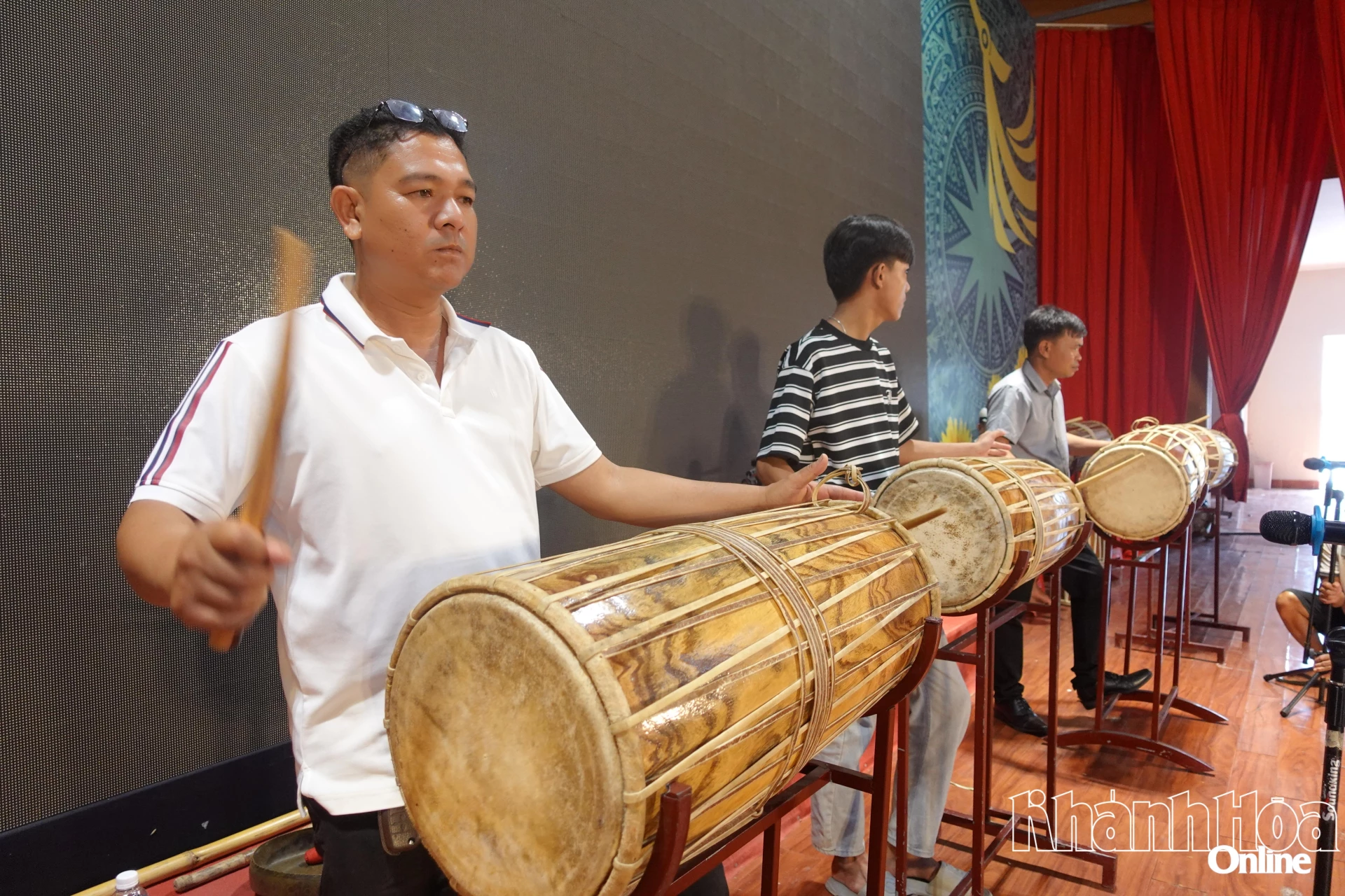Các diễn viên say sưa luyện tập.