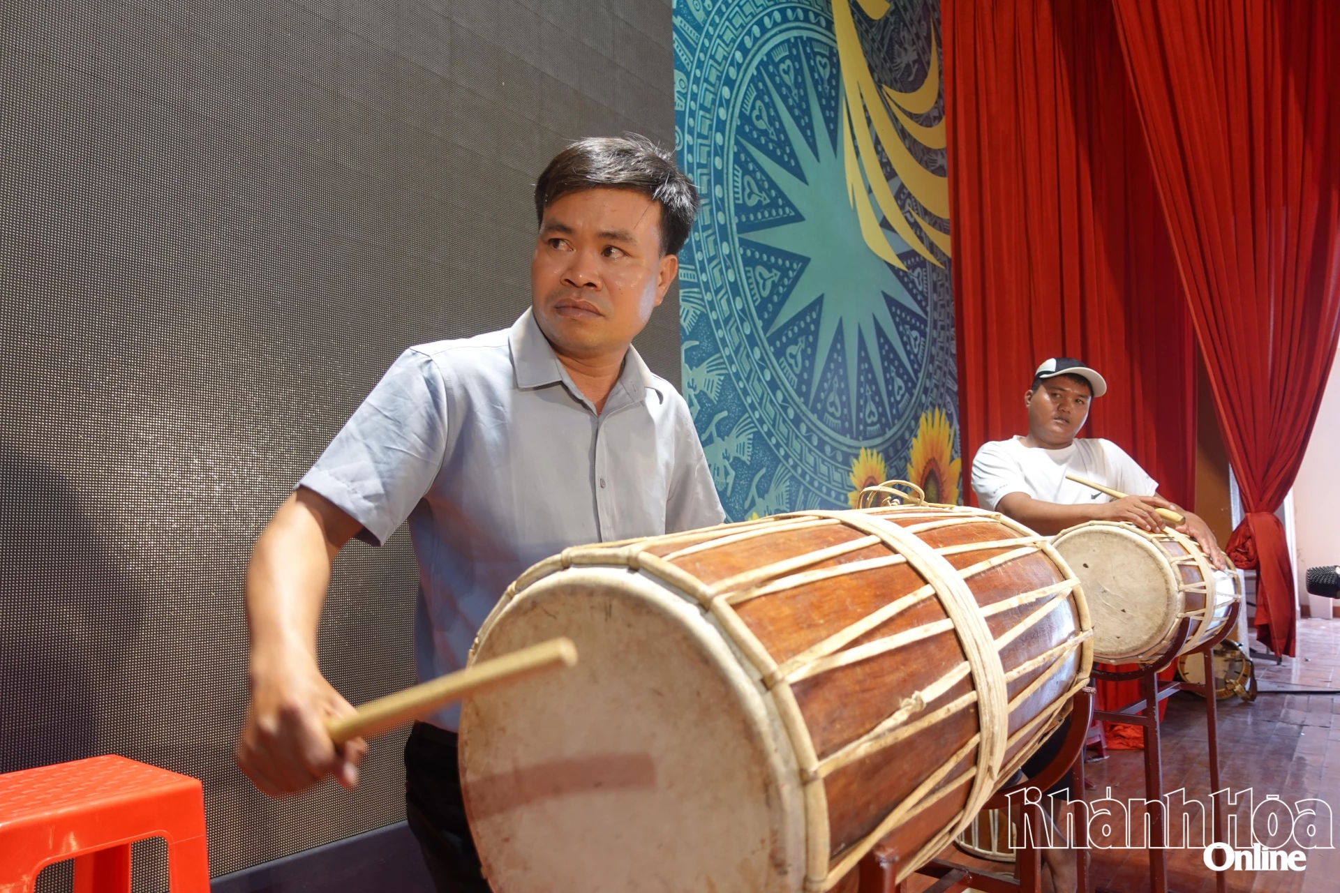 Anh Sang trong đội hình đánh trống Ginăng.