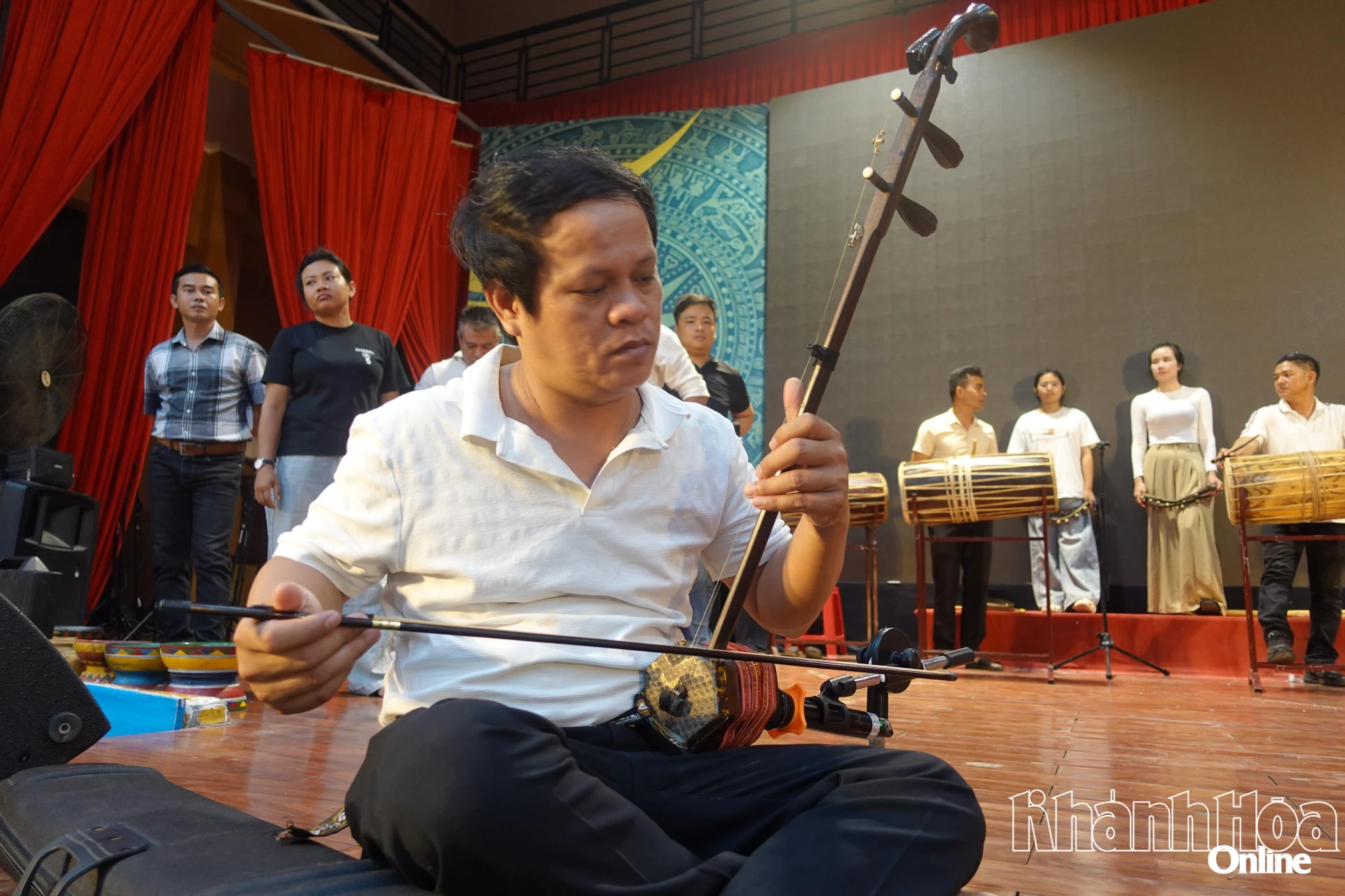 Anh Lộ Minh Sáng trong vai trò nhạc công đàn Kanhi của đoàn nghệ thuật quần chúng tỉnh Khánh Hòa.