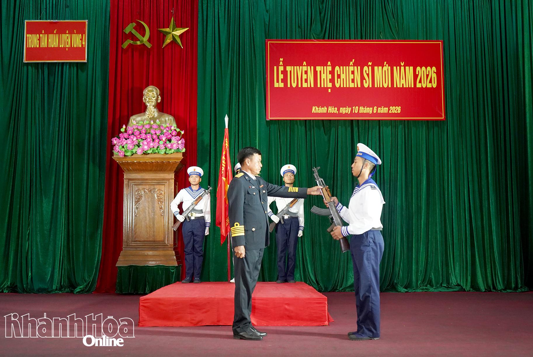 Nghi thức trao vũ khí cho chiến sĩ mới