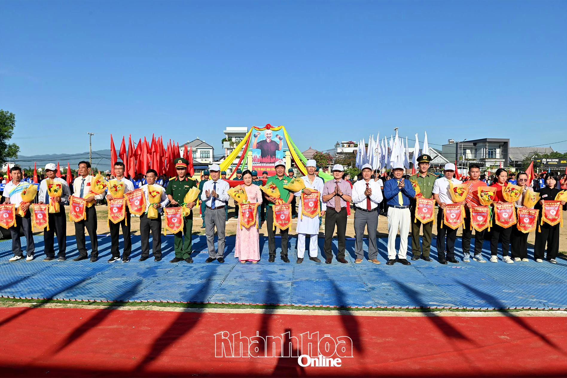 Ban tổ chức trao cờ lưu niệm cho đại diện các khối vận động viên tham gia đại hội.
