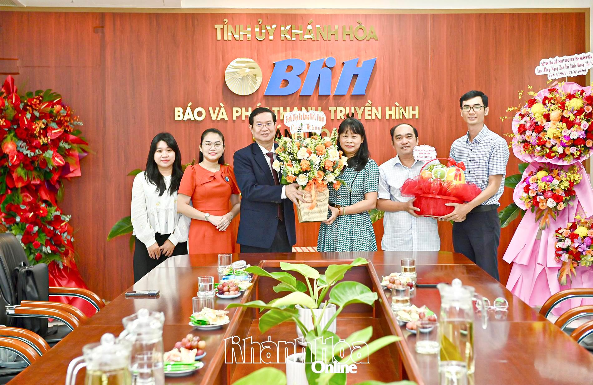 Bệnh viện Đa khoa Ninh Thuận thăm, chúc mừng Báo và Phát thanh, Truyền hình Khánh Hòa.