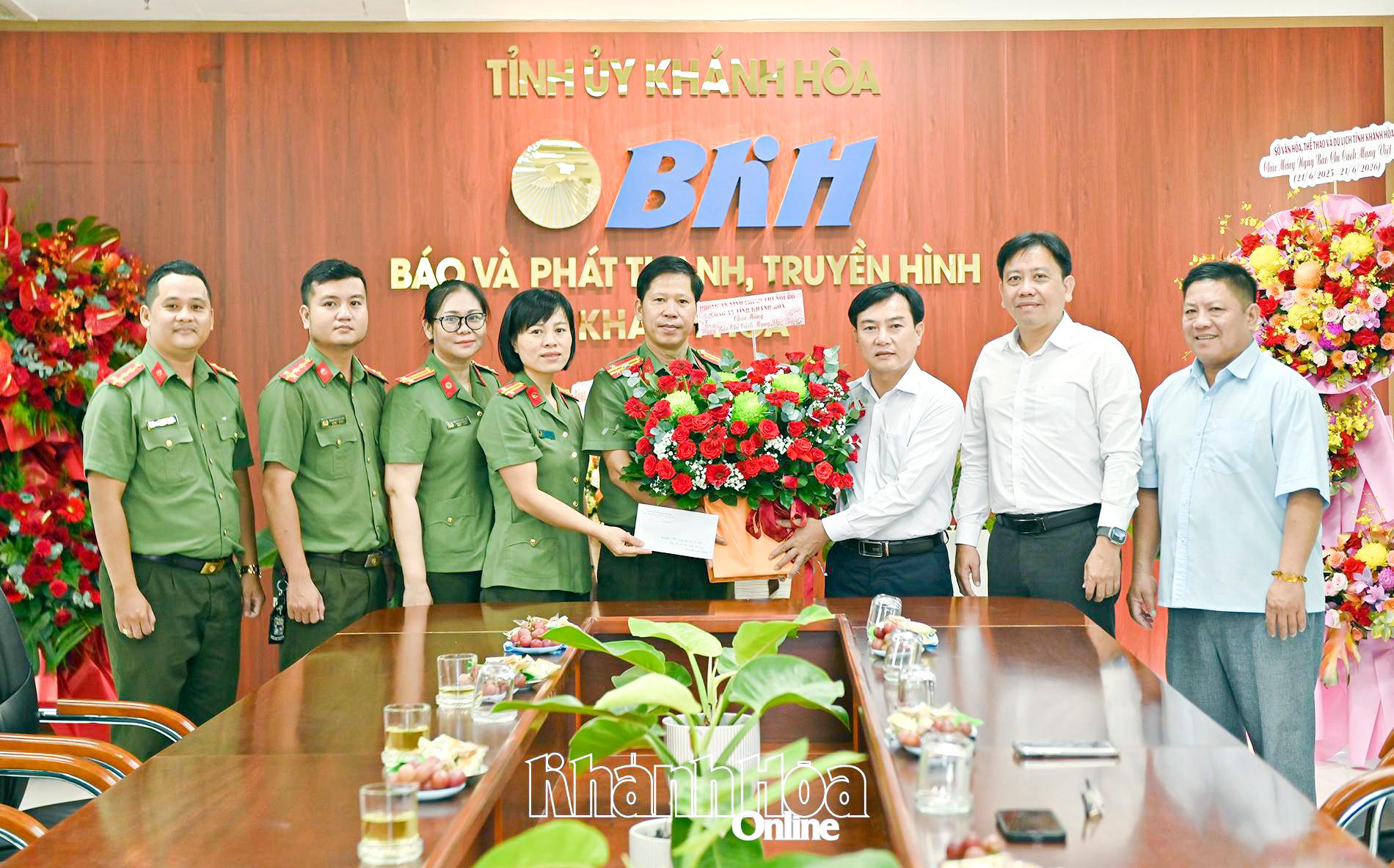 Phòng An ninh Chính trị nội bộ Công an tỉnh thăm, chúc mừng Báo và Phát thanh, Truyền hình Khánh Hòa.