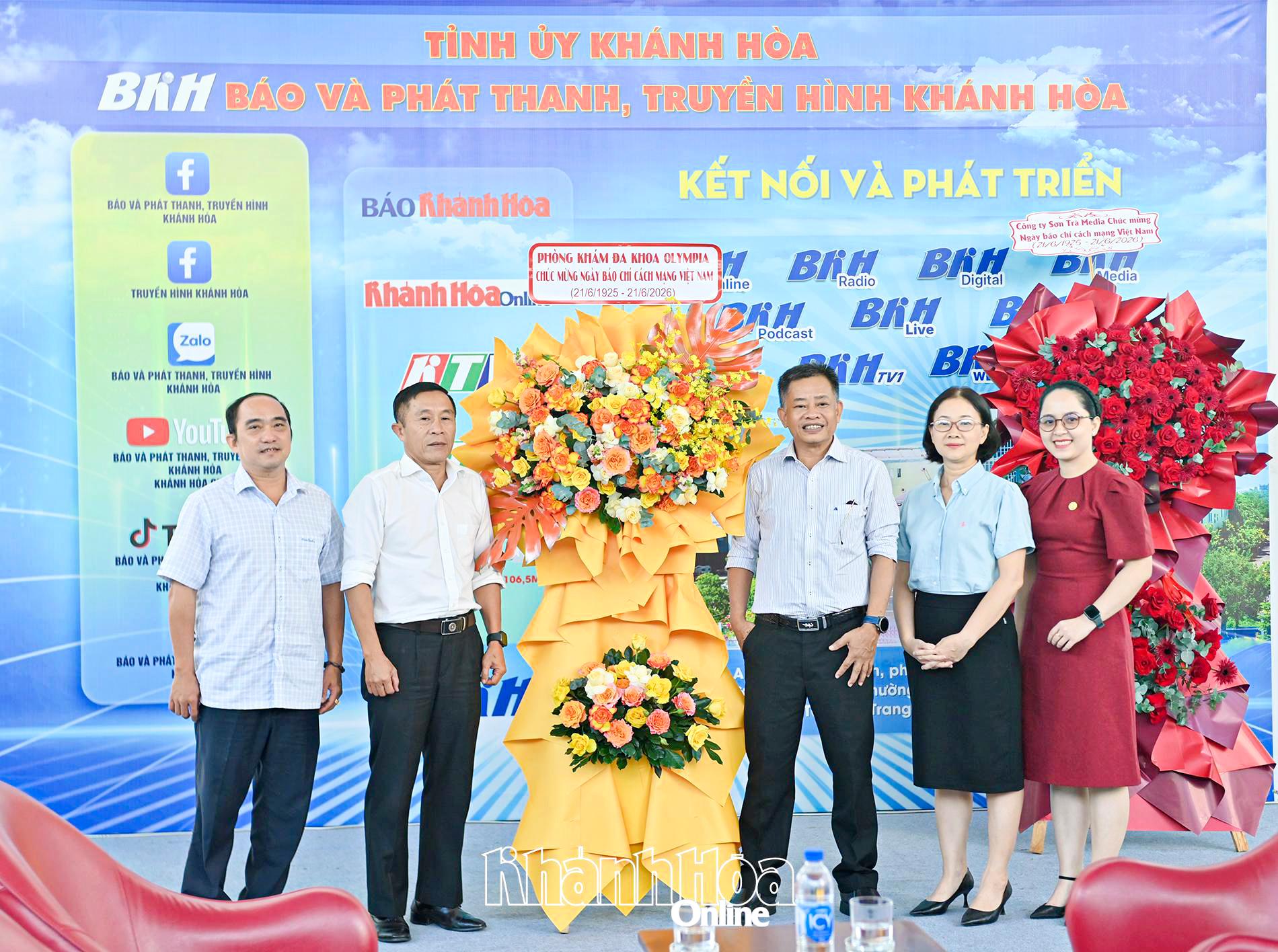 Phòng khám Đa khoa Olympia thăm, chúc mừng Báo và Phát thanh, Truyền hình Khánh Hòa.