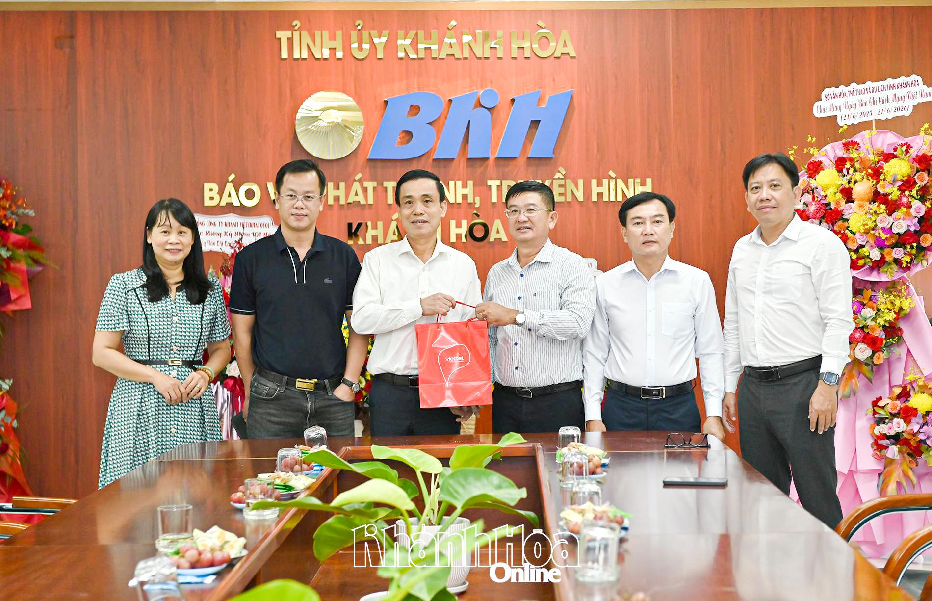 Viettel Khánh Hòa - Chi nhánh Tập đoàn Công nghiệp - Viễn thông Quân đội thăm, chúc mừng Báo và Phát thanh, Truyền hình Khánh Hòa.