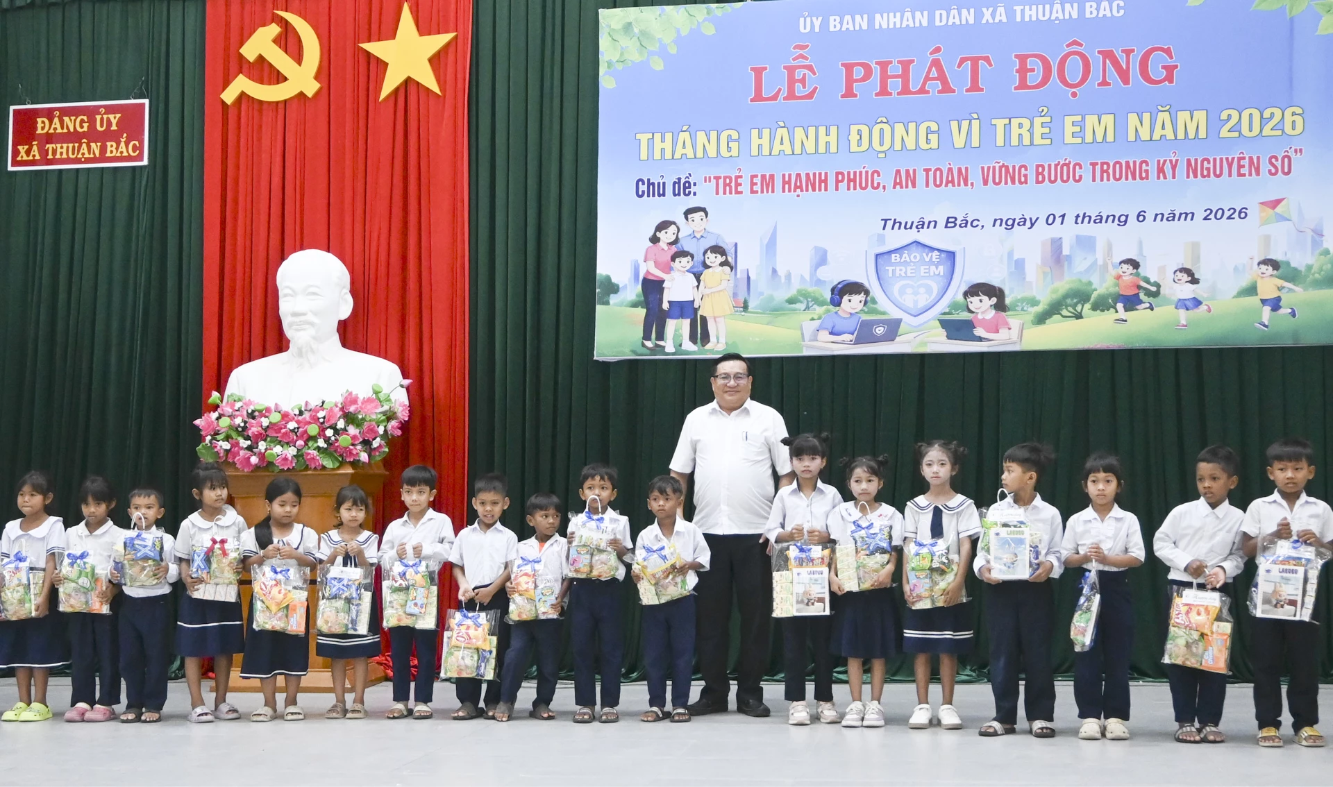 Lãnh đạo Đảng ủy xã Thuận Bắc trao quà cho các em học sinh.