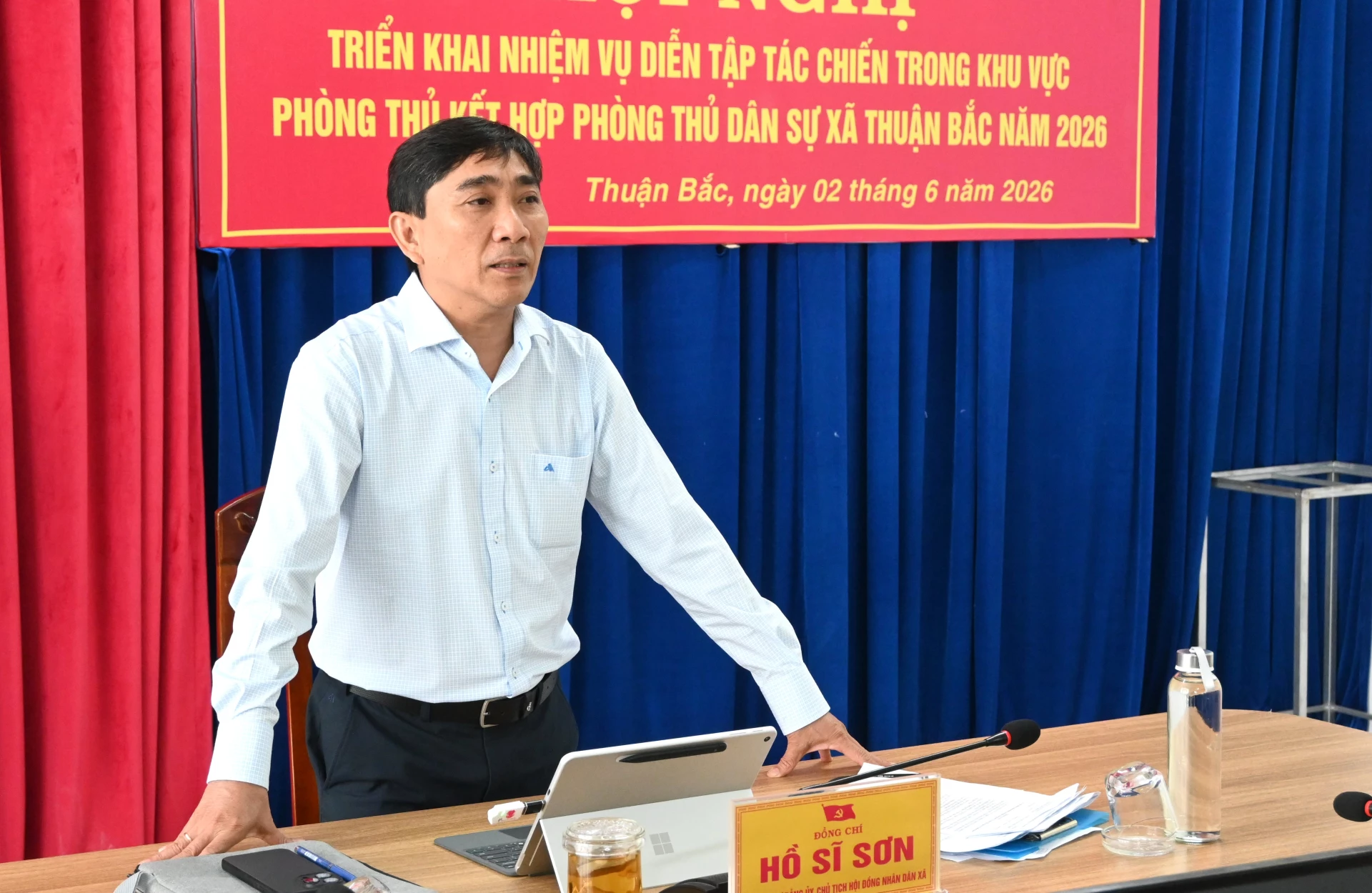 Ông Hồ Sĩ Sơn - Bí thư Đảng ủy, Chủ tịch HĐND xã Thuận Bắc, Trưởng Ban tổ chức diễn tập phát biểu tại hội nghị. 