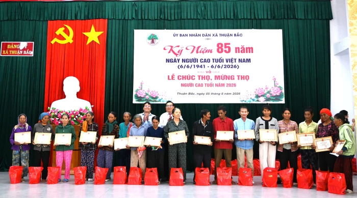 Xã Thuận Bắc mừng thọ cho 199 người cao tuổi