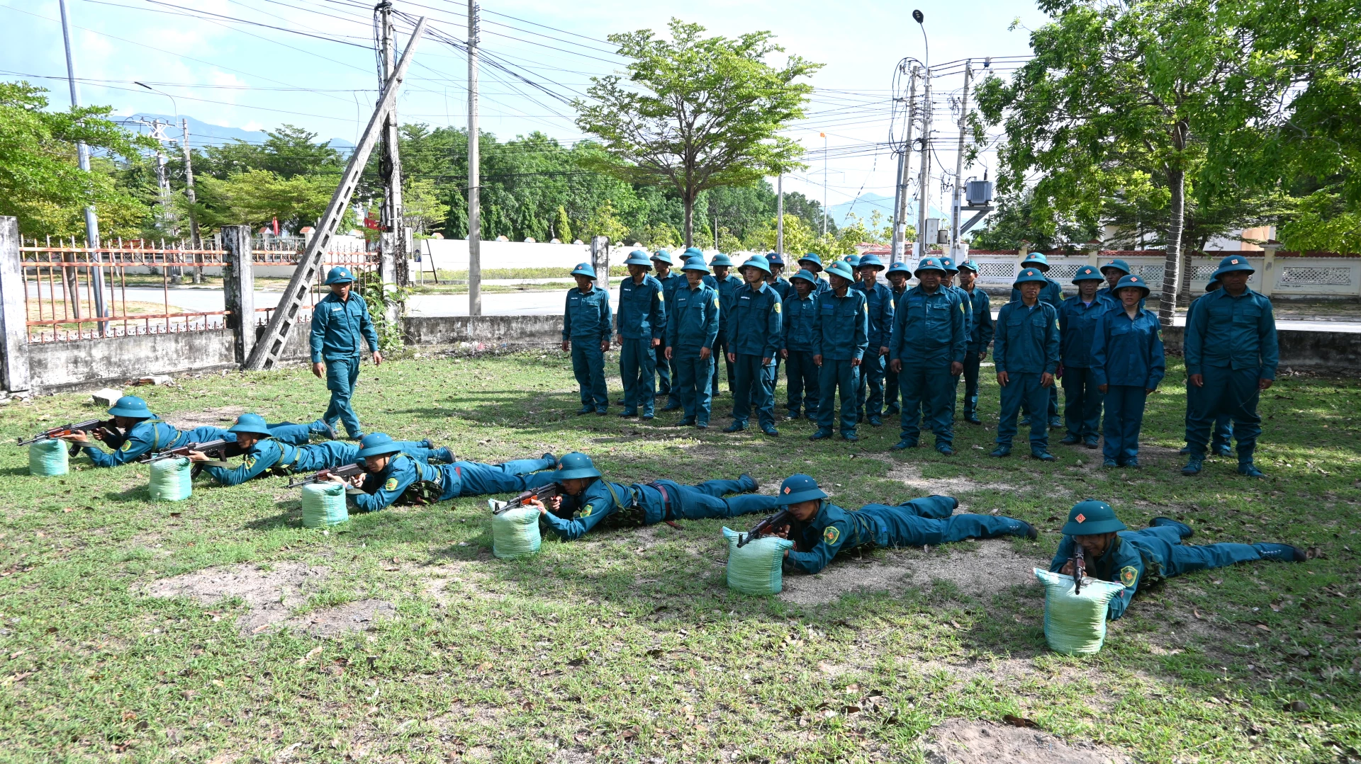 Các chiến sĩ thực hành tư thế nằm bắn.