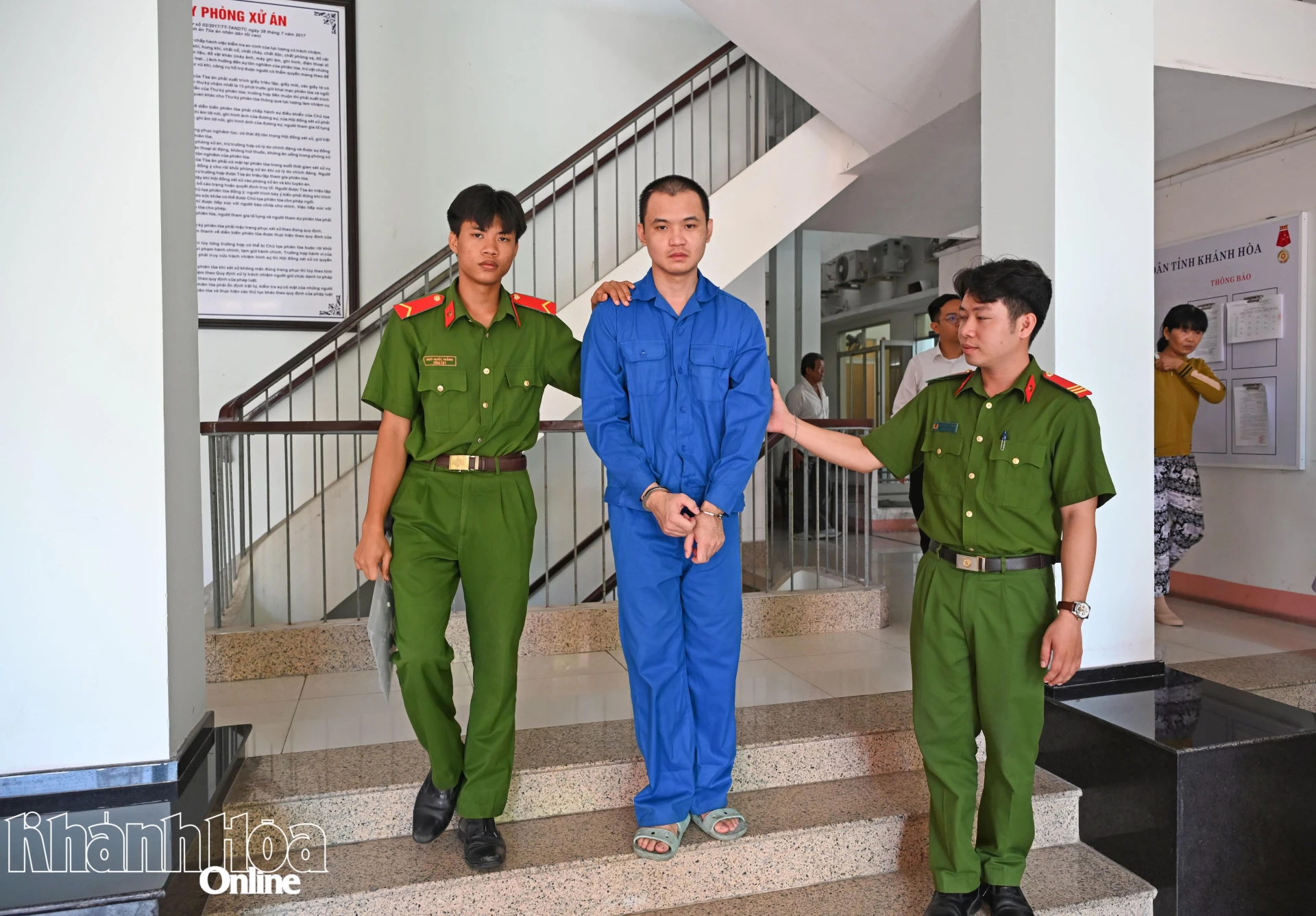 Bị cáo Ngô Võ Hào được dẫn giải về nơi giam sau phiên xử.