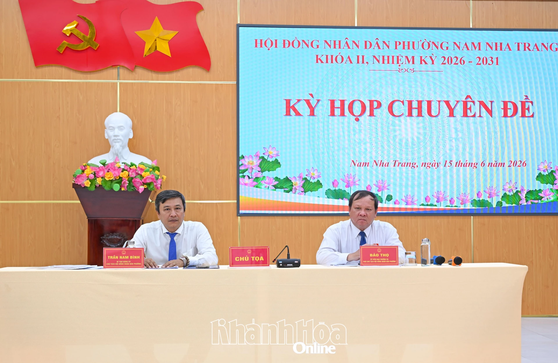 Ông Trần Nam Bình - Bí thư Đảng ủy, Chủ tịch HĐND phường và ông Bảo Thọ - Phó Chủ tịch HĐND phường chủ trì kỳ họp.