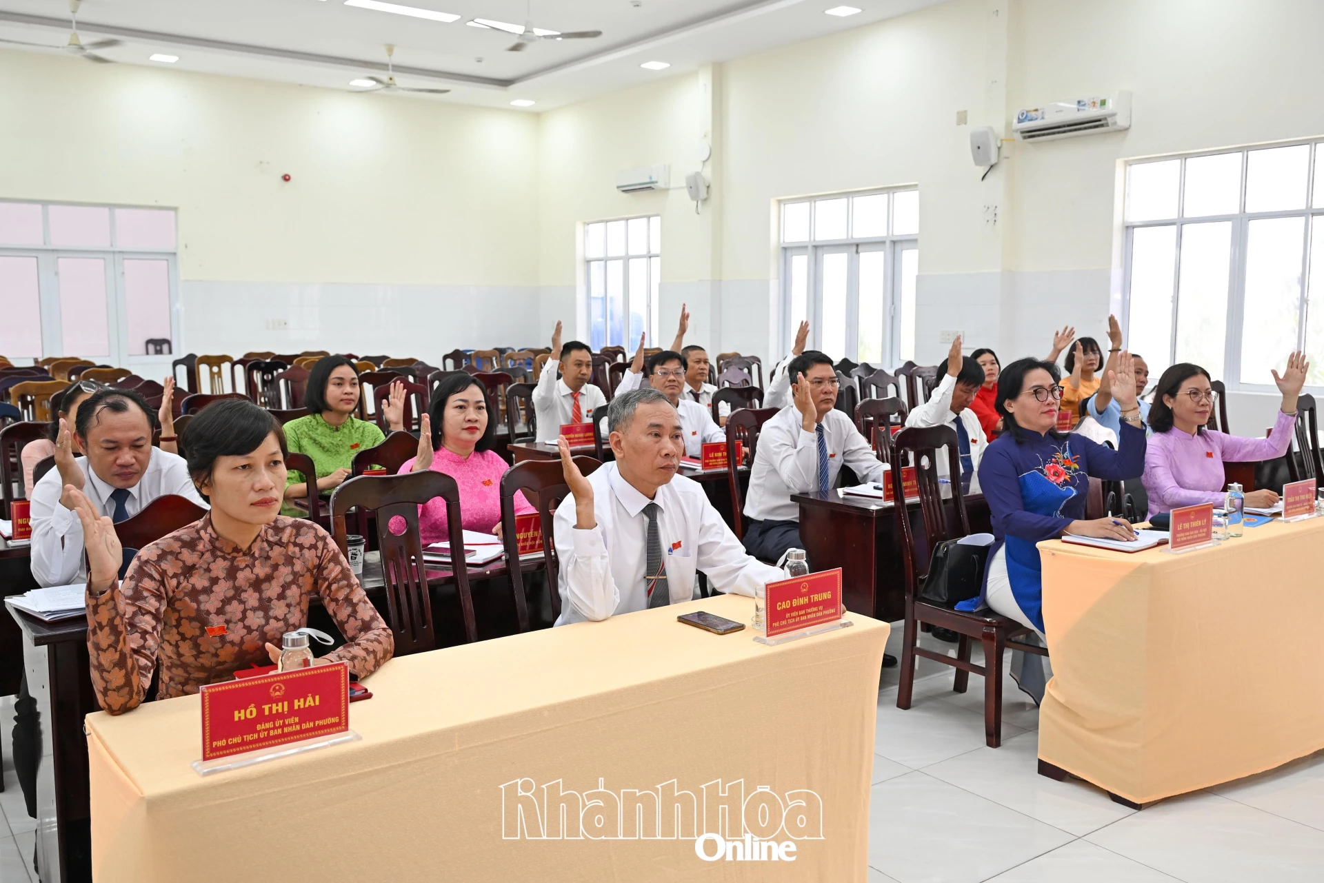 Đại biểu HĐND phường biểu quyết thông qua nghị quyết về sắp xếp tổ dân phố.