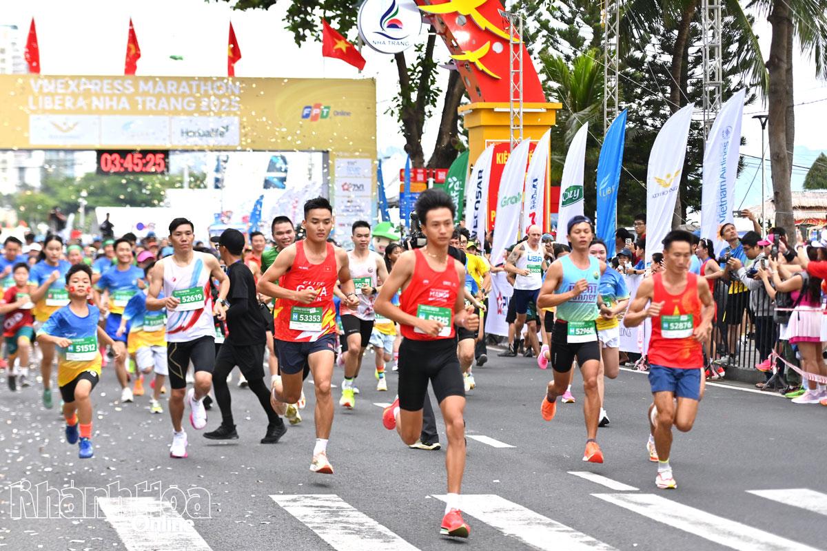 Sôi động giải chạy VnExpress Marathon Nha Trang.