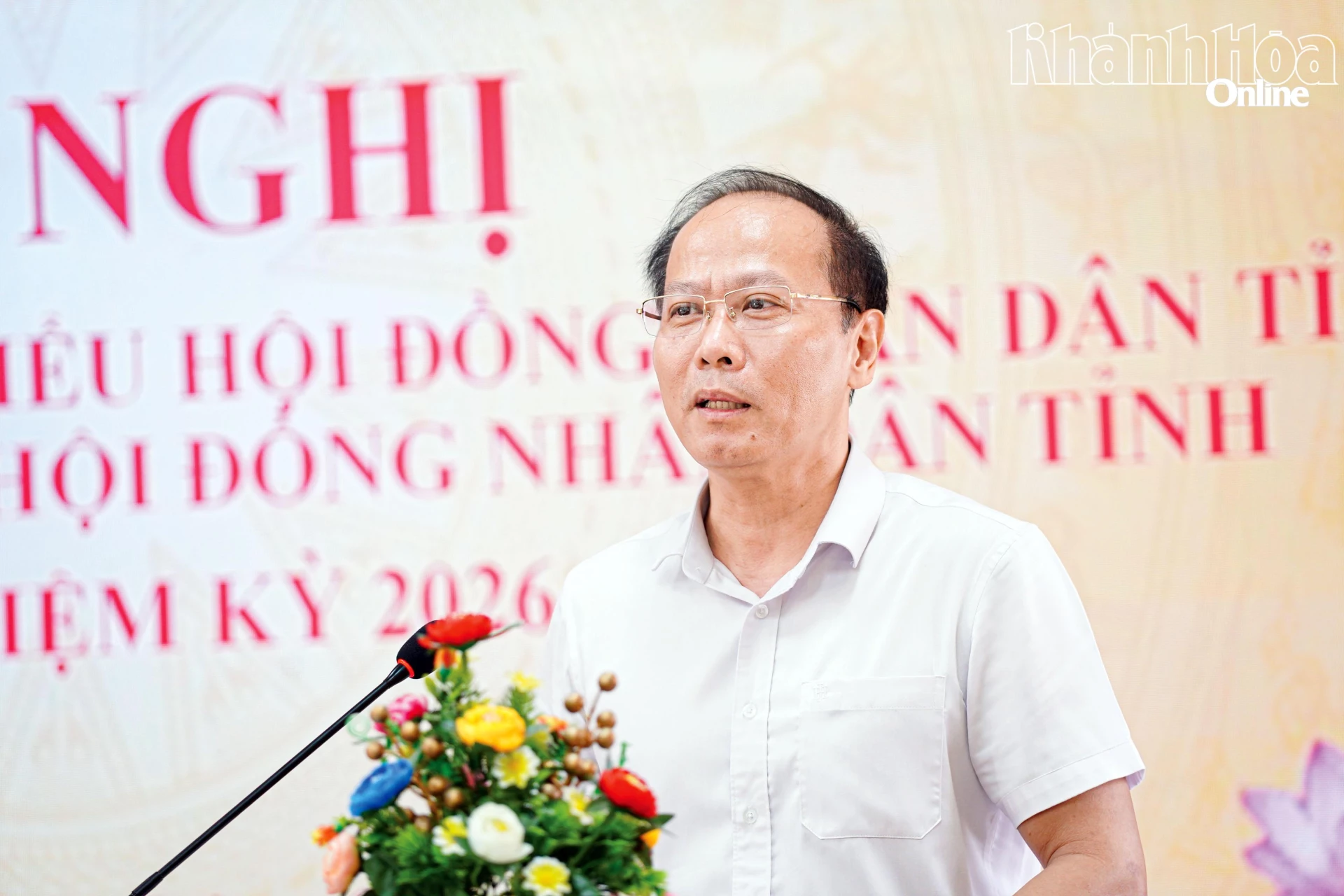 Đồng chí Nguyễn Khắc Hà phát biểu tại buổi tiếp xúc cử tri.