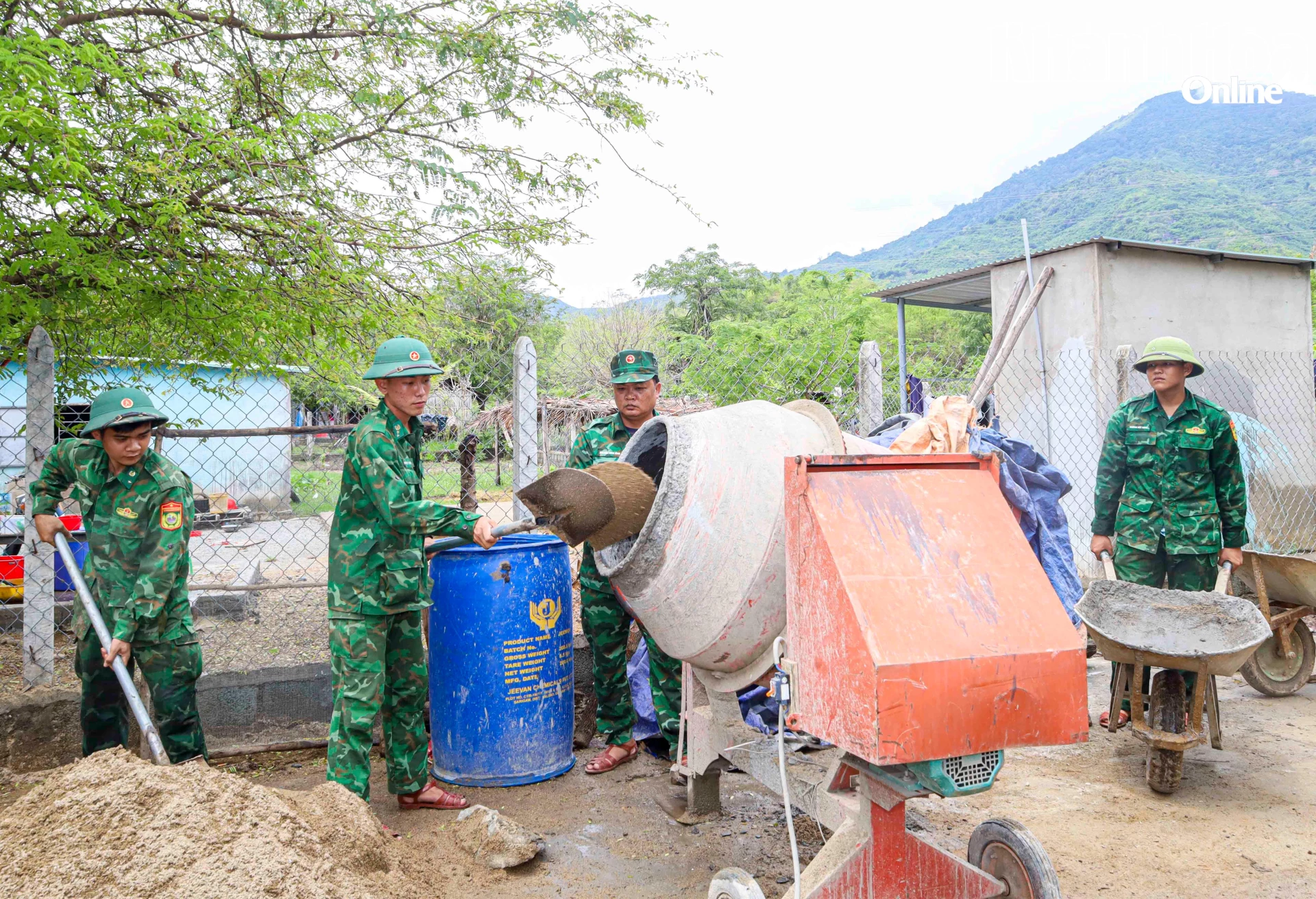 Dù đã quá trưa, tranh thủ lúc tạnh mưa, cán bộ, chiến sĩ Đồn Biên phòng Vĩnh Hải và Đồn Biên phòng Thanh Hải vẫn tranh thủ làm việc ngay.