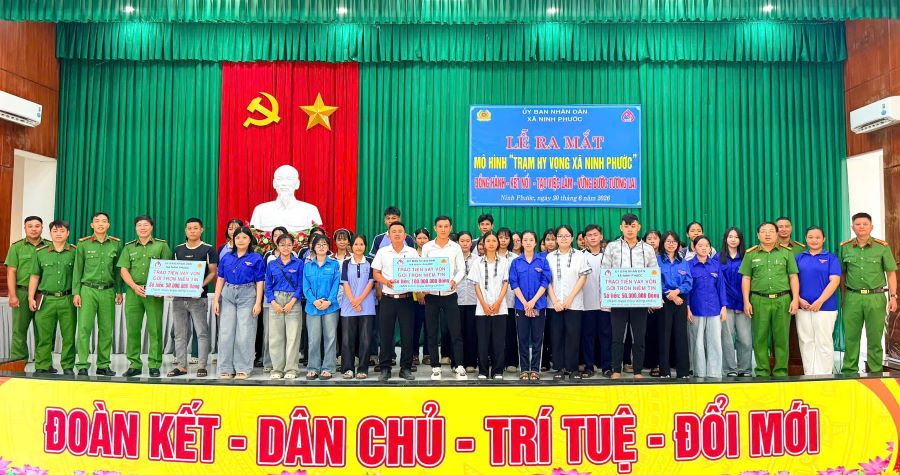 Ban Chỉ đạo mô hình và Ngân hàng Chính sách xã hội Ninh Phước trao bảng tượng trưng hỗ trợ vốn vay cho các trường hợp.