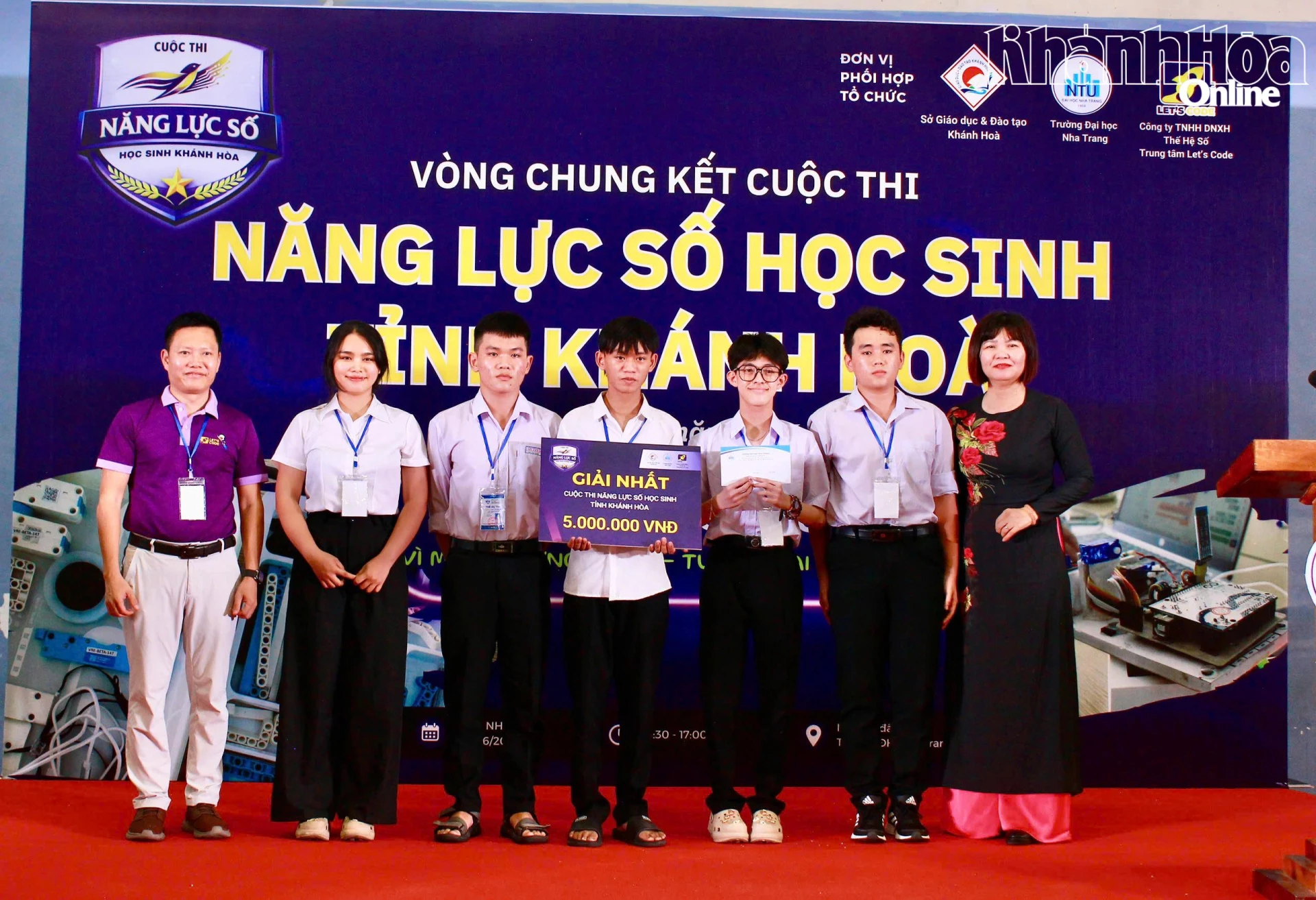 Ban tổ chức trao giải nhất cho một đội thi tại vòng chung kết.