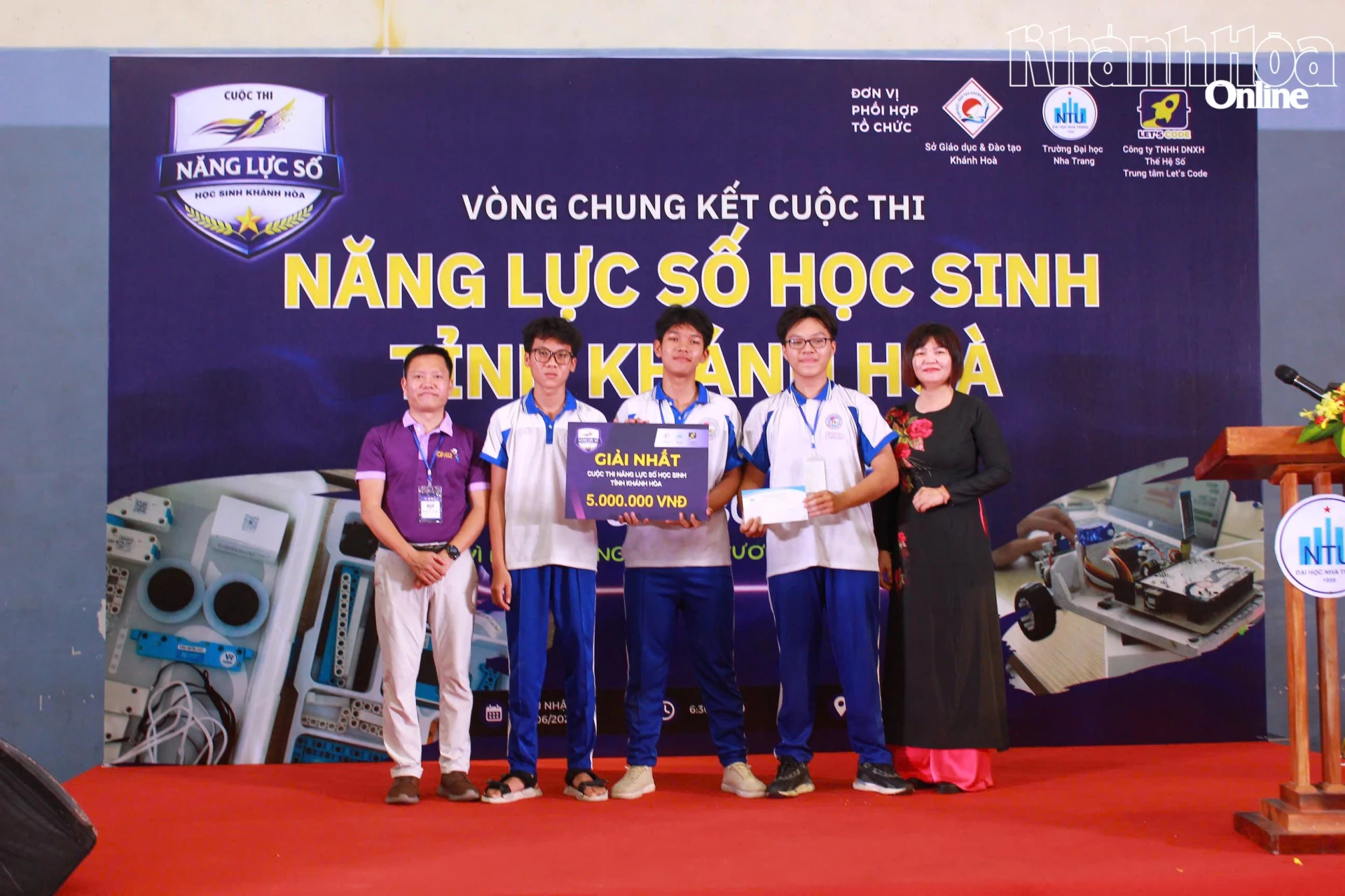Ban tổ chức trao giải nhất cho một đội thi tại vòng chung kết.