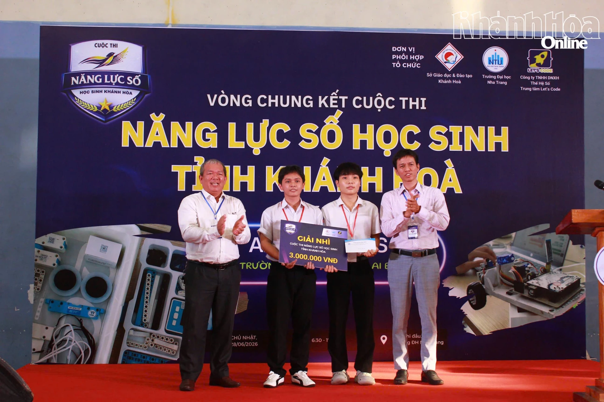 Ban tổ chức trao giải nhì cho một đội thi tại vòng chung kết.
