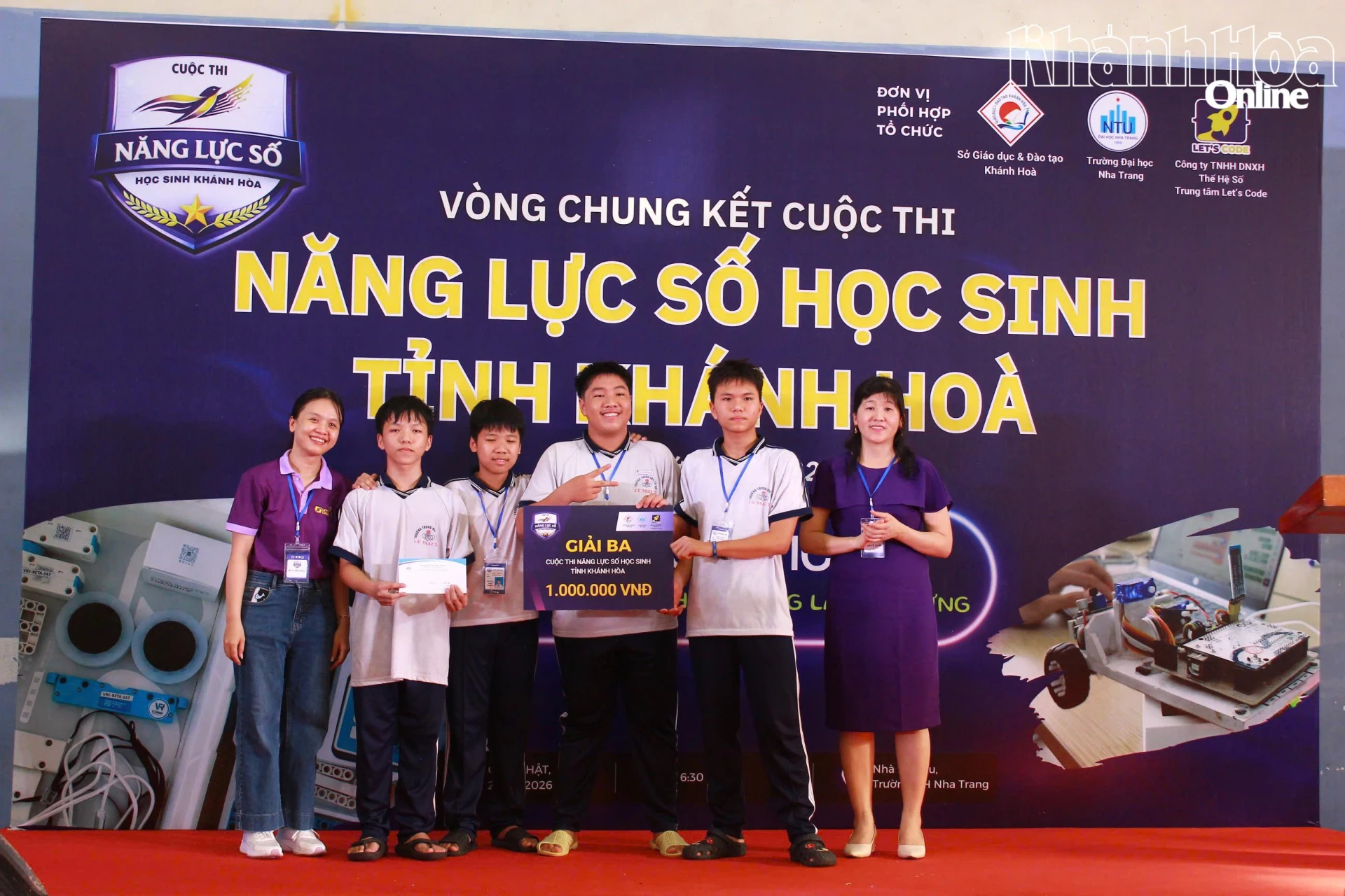 Ban tổ chức trao giải ba cho một đội thi tại vòng chung kết.
