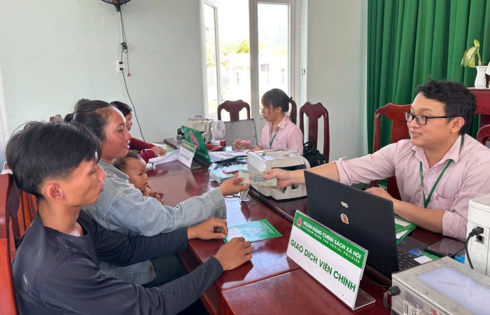 Giải ngân cho khách hàng đầu tiên theo quyết định về tín dụng đối với người sau cai nghiện ma túy