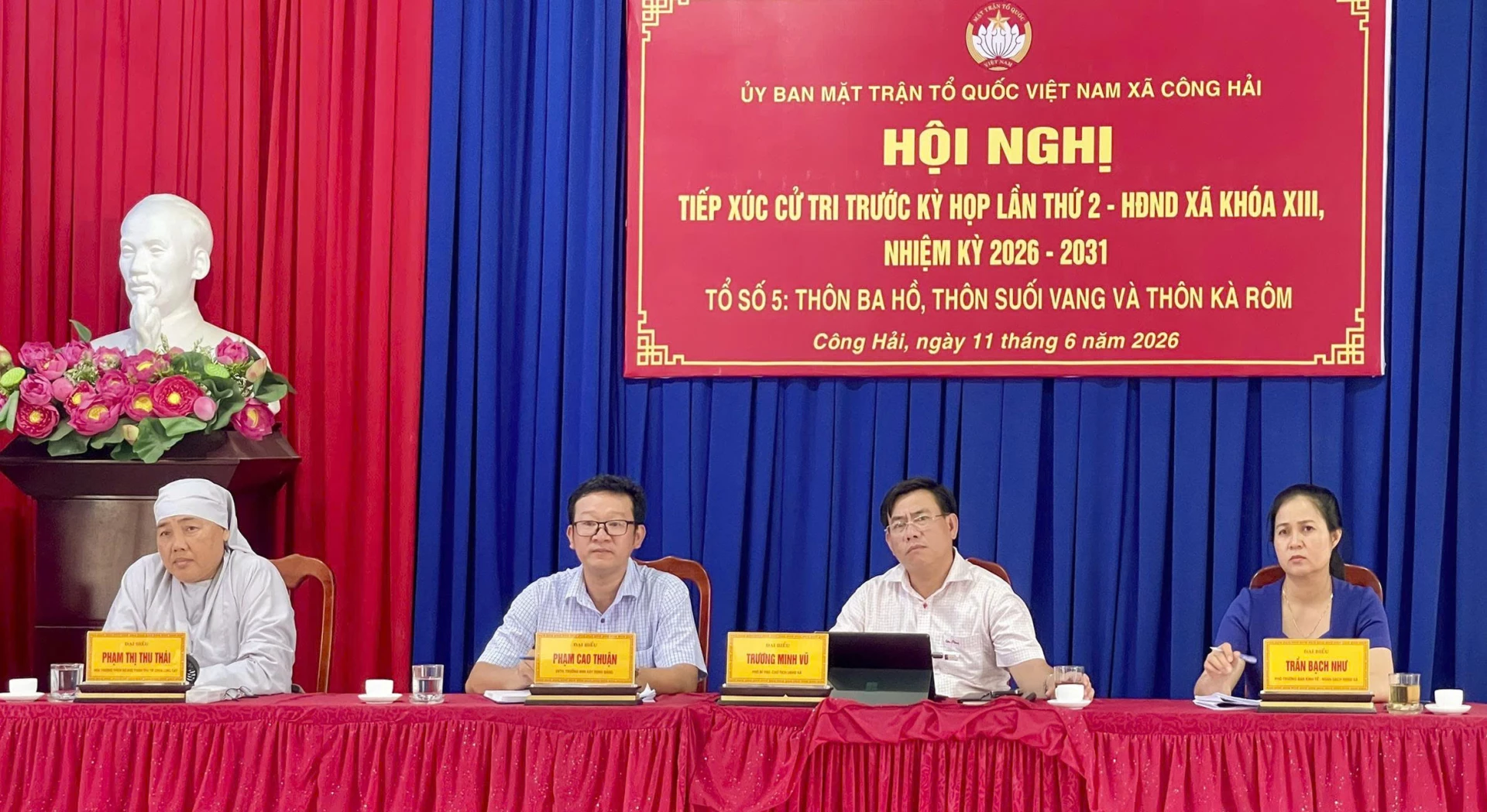 Các đại biểu tại buổi tiếp xúc.