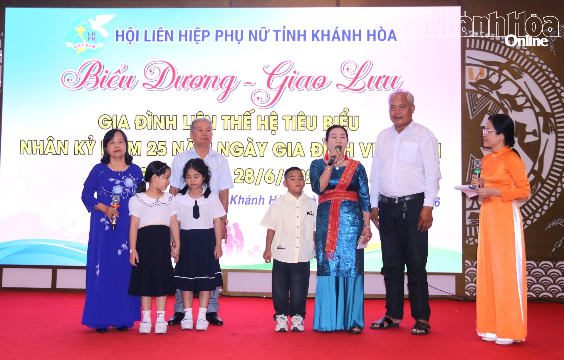 Các gia đình chia sẻ về kinh nghiệm xây dựng gia đình hạnh phúc, giữ gìn văn hóa gia đình.