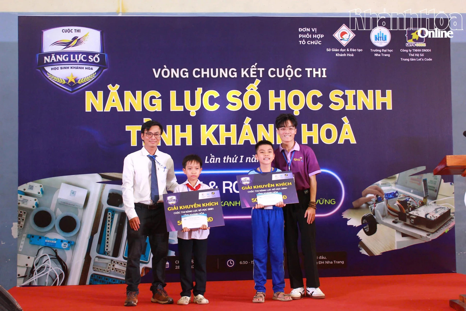 Ban tổ chức trao giải khuyến khích cho một đội thi tại vòng chung kết.